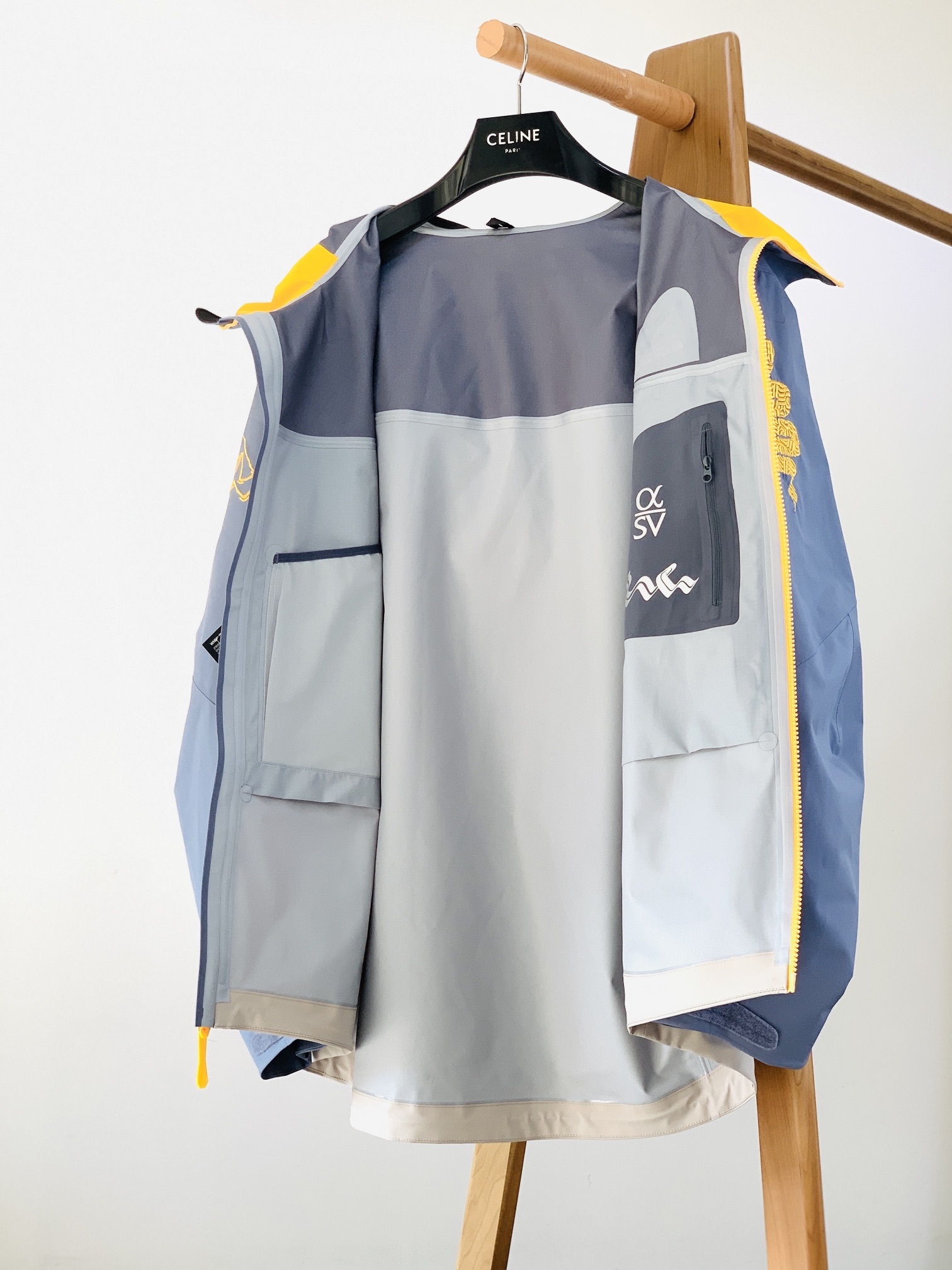 ARCTERYX 始祖鸟 SV LNY蛇年限定冲锋衣
众所周知 每年始祖*都会以十二生肖为思路出一款联