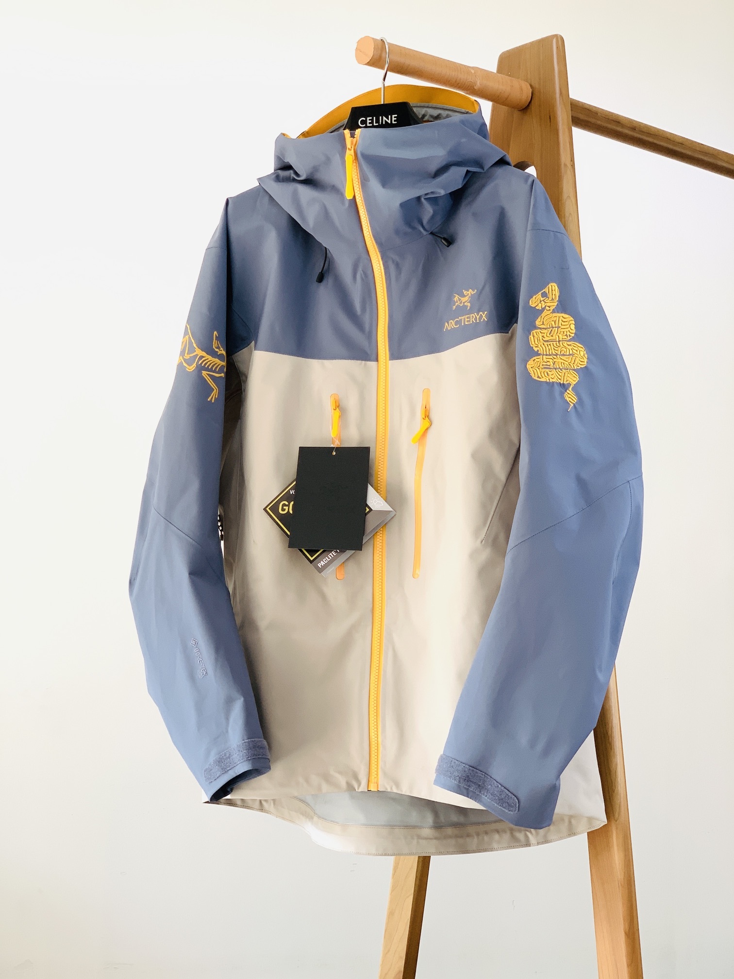 ARCTERYX 始祖鸟 SV LNY蛇年限定冲锋衣
众所周知 每年始祖*都会以十二生肖为思路出一款联