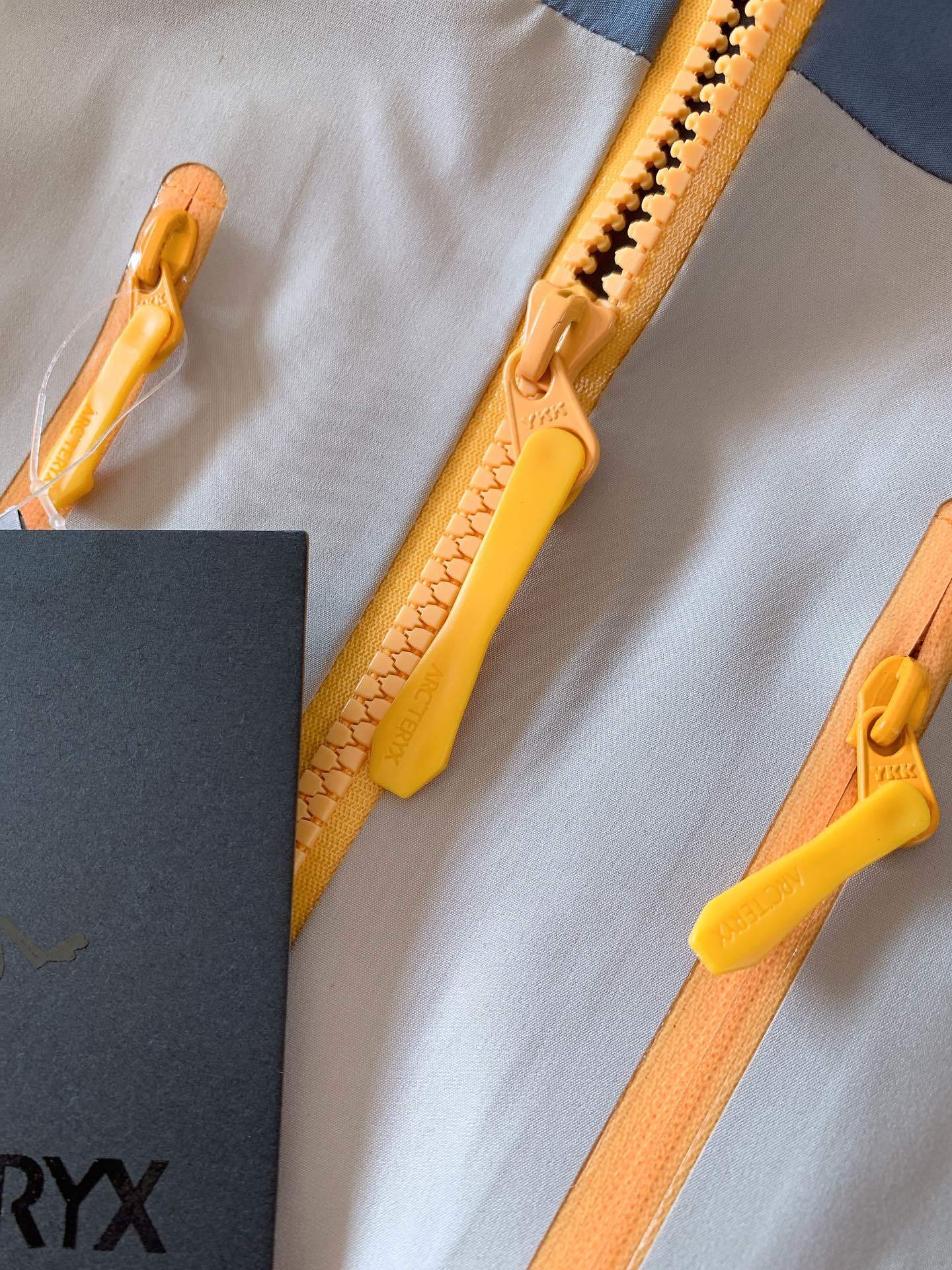 ARCTERYX 始祖鸟 SV LNY蛇年限定冲锋衣
众所周知 每年始祖*都会以十二生肖为思路出一款联