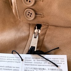 Prada 普拉达 绒面飞行员夹克外套 这款绒面皮革飞行员夹克采用经过精心处理增添深度与个性的柔软绒面皮革重新诠释,演绎 Prada 普拉达 绒面飞行员夹克外套 这款绒面皮革飞行员夹克采用经过精心处理增添深度与个性的柔软绒面皮革重新诠释,演绎