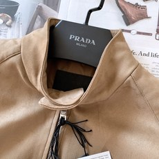 Prada 普拉达 绒面飞行员夹克外套 这款绒面皮革飞行员夹克采用经过精心处理增添深度与个性的柔软绒面皮革重新诠释,演绎 Prada 普拉达 绒面飞行员夹克外套 这款绒面皮革飞行员夹克采用经过精心处理增添深度与个性的柔软绒面皮革重新诠释,演绎