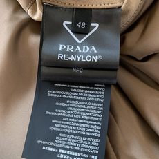 Prada 普拉达 绒面飞行员夹克外套 这款绒面皮革飞行员夹克采用经过精心处理增添深度与个性的柔软绒面皮革重新诠释,演绎 Prada 普拉达 绒面飞行员夹克外套 这款绒面皮革飞行员夹克采用经过精心处理增添深度与个性的柔软绒面皮革重新诠释,演绎