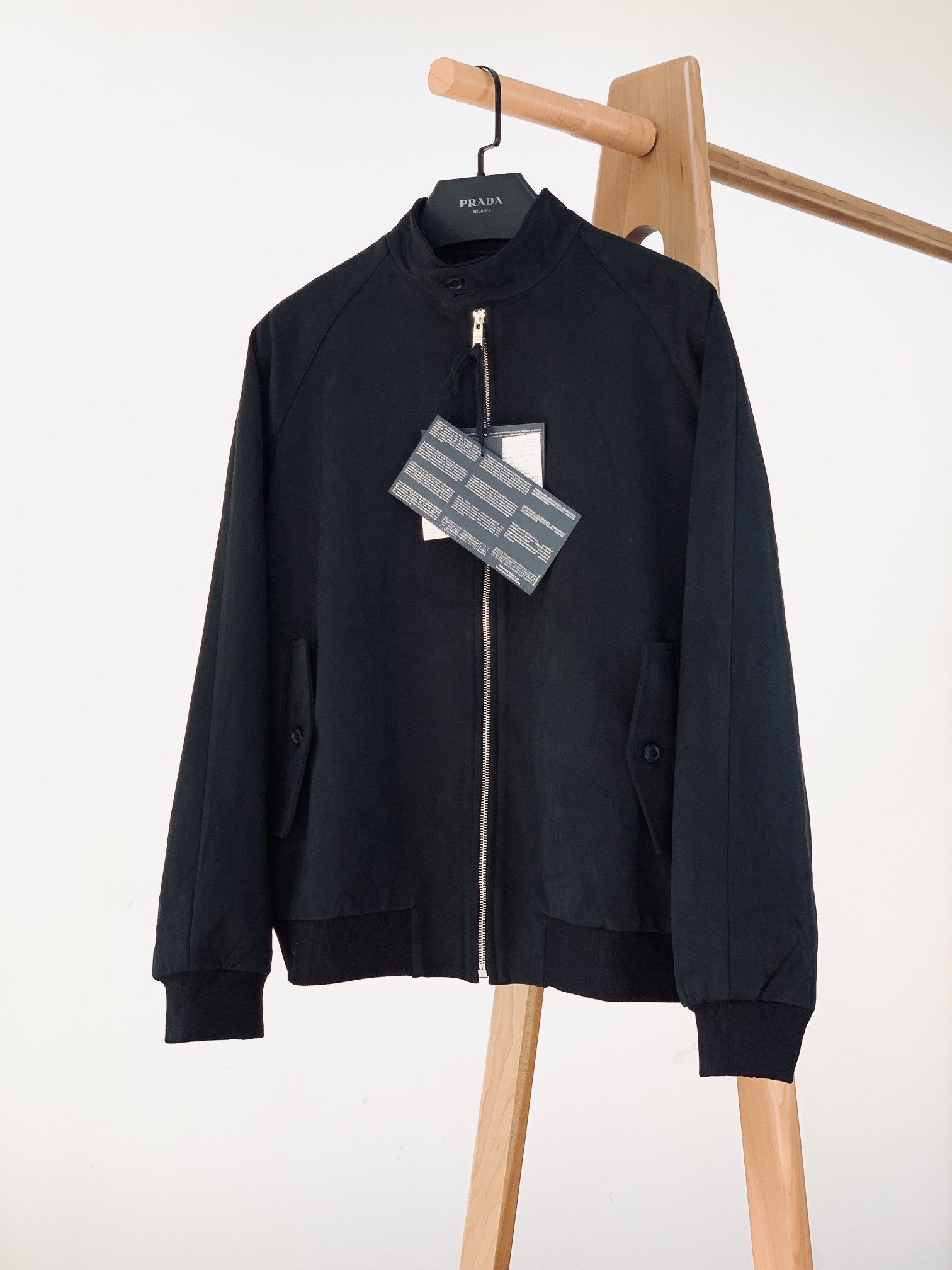 NO:119063,Prada 2025SS Early Spring Newest Suede Bomber Jacket Jacket, this suede leather pilot jacket is reinterpreted with soft suede leather that has been carefully processed to add depth and personality, interpreting the classic silhouette and highlighting the retro charm. The middle zipper closure and stand collar design create a simple style, while the raglan sleeves and knitted cuffs are more comfortable. The upper body is stylish and stylish, and the must-have items for casual business. 46 sizes 63 bust 118 sleeves 76 sizes 48 sizes 65 bust 122 sleeves 77 sizes 50 sizes 66 bust 126 sleeves 78 sizes 52 sizes 68 bust 130 sleeves 79 …………………………………………………………………………………………………………………………………………………………………………………………………………………………………………………………………………………………………………………………………………………………………………………………………………………………………………………………………………………………………………………………………………………………………………………………………………………………………………………………………………………………………………………………………………………………………………………………………………………………………………  coats,alexander wang19860909Prada 普拉达 2025SS早春新品 最新绒面飞行员夹克外套,这款绒面皮革飞行员夹克采用经过精心处理增添深度与个性的柔软绒面皮革重新诠释,演绎经典廓形,彰显复古魅力.中间拉链开合和立领设计造就简约风格,插肩袖和针织袖口更添舒适.上身时尚有型,休闲商务必备单品 46码衣长63 胸围118 袖长76 48码衣长65 胸围122 袖长77 50码衣长66 胸围126 袖长78 52码衣长68 胸围130 袖长79 …………………………………………………… Size46-52,,prada,prada,jackets & coats,jackets & coats,alexander wang,Men's clothing