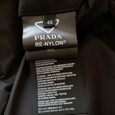 Prada 普拉达 绒面飞行员夹克外套 这款绒面皮革飞行员夹克采用经过精心处理增添深度与个性的柔软绒面皮革重新诠释,演绎 Prada 普拉达 绒面飞行员夹克外套 这款绒面皮革飞行员夹克采用经过精心处理增添深度与个性的柔软绒面皮革重新诠释,演绎
