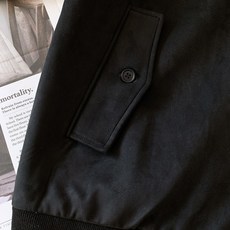 Prada 普拉达 绒面飞行员夹克外套 这款绒面皮革飞行员夹克采用经过精心处理增添深度与个性的柔软绒面皮革重新诠释,演绎 Prada 普拉达 绒面飞行员夹克外套 这款绒面皮革飞行员夹克采用经过精心处理增添深度与个性的柔软绒面皮革重新诠释,演绎