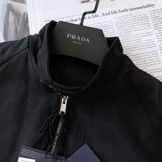 Prada 普拉达 绒面飞行员夹克外套 这款绒面皮革飞行员夹克采用经过精心处理增添深度与个性的柔软绒面皮革重新诠释,演绎 Prada 普拉达 绒面飞行员夹克外套 这款绒面皮革飞行员夹克采用经过精心处理增添深度与个性的柔软绒面皮革重新诠释,演绎