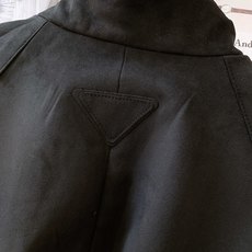 Prada 普拉达 绒面飞行员夹克外套 这款绒面皮革飞行员夹克采用经过精心处理增添深度与个性的柔软绒面皮革重新诠释,演绎 Prada 普拉达 绒面飞行员夹克外套 这款绒面皮革飞行员夹克采用经过精心处理增添深度与个性的柔软绒面皮革重新诠释,演绎