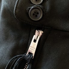 Prada 普拉达 绒面飞行员夹克外套 这款绒面皮革飞行员夹克采用经过精心处理增添深度与个性的柔软绒面皮革重新诠释,演绎 Prada 普拉达 绒面飞行员夹克外套 这款绒面皮革飞行员夹克采用经过精心处理增添深度与个性的柔软绒面皮革重新诠释,演绎