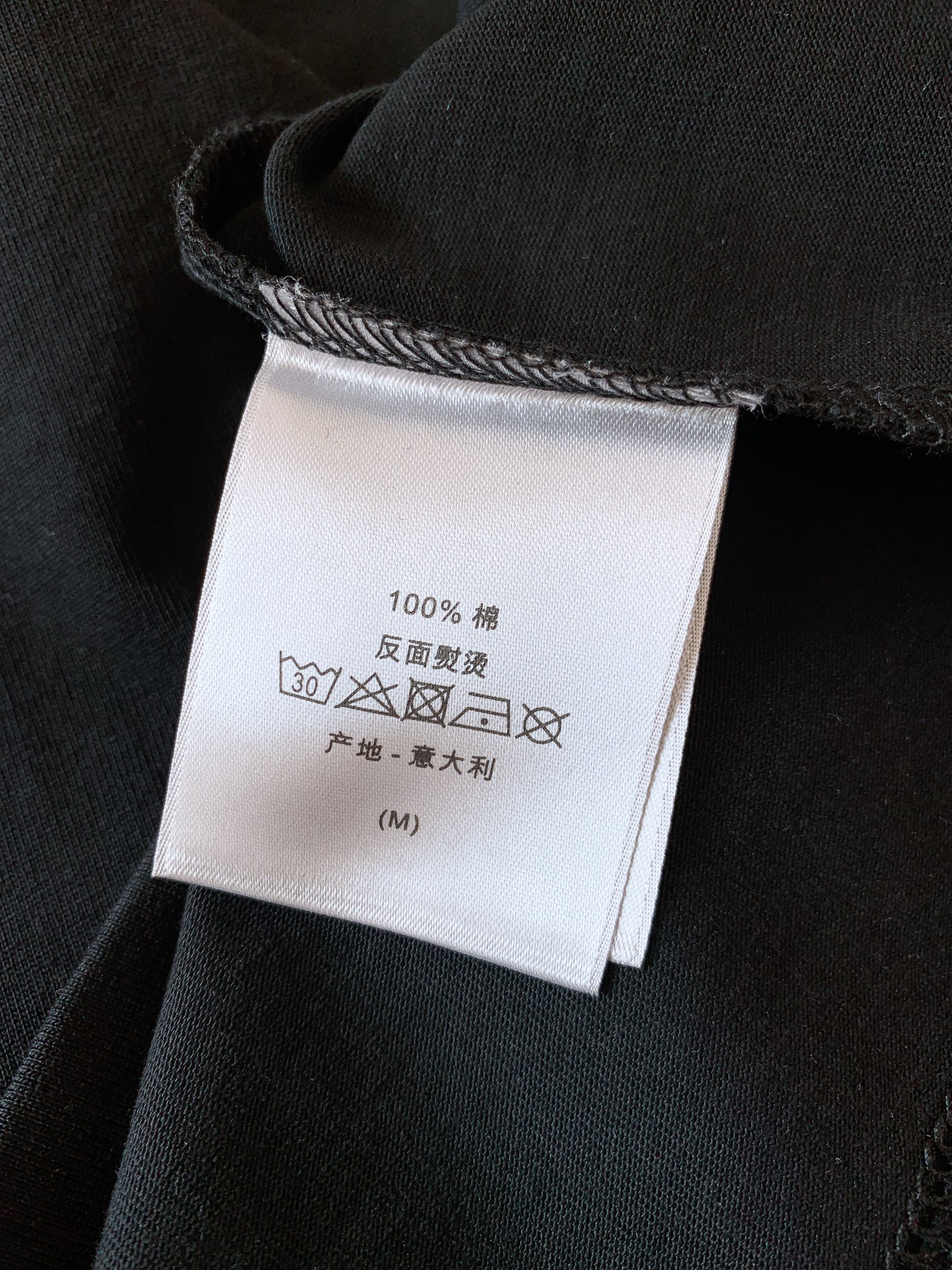 
Dior Homme 迪奥·桀傲 字母浮雕刺绣T恤，经典而休闲。采用棉质密织平纹针织面料精心制作。胸前