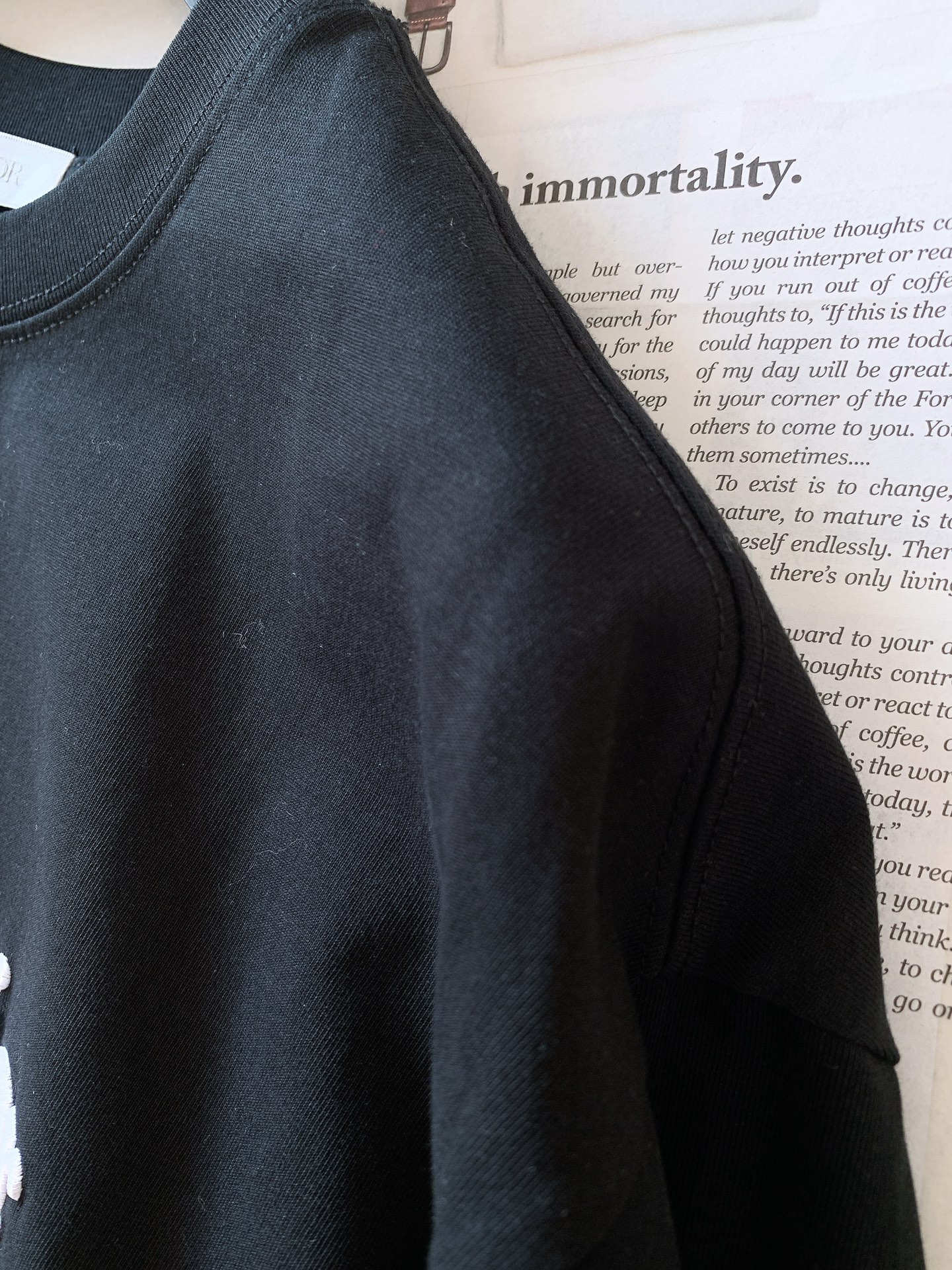 
Dior Homme 迪奥·桀傲 字母浮雕刺绣T恤，经典而休闲。采用棉质密织平纹针织面料精心制作。胸前