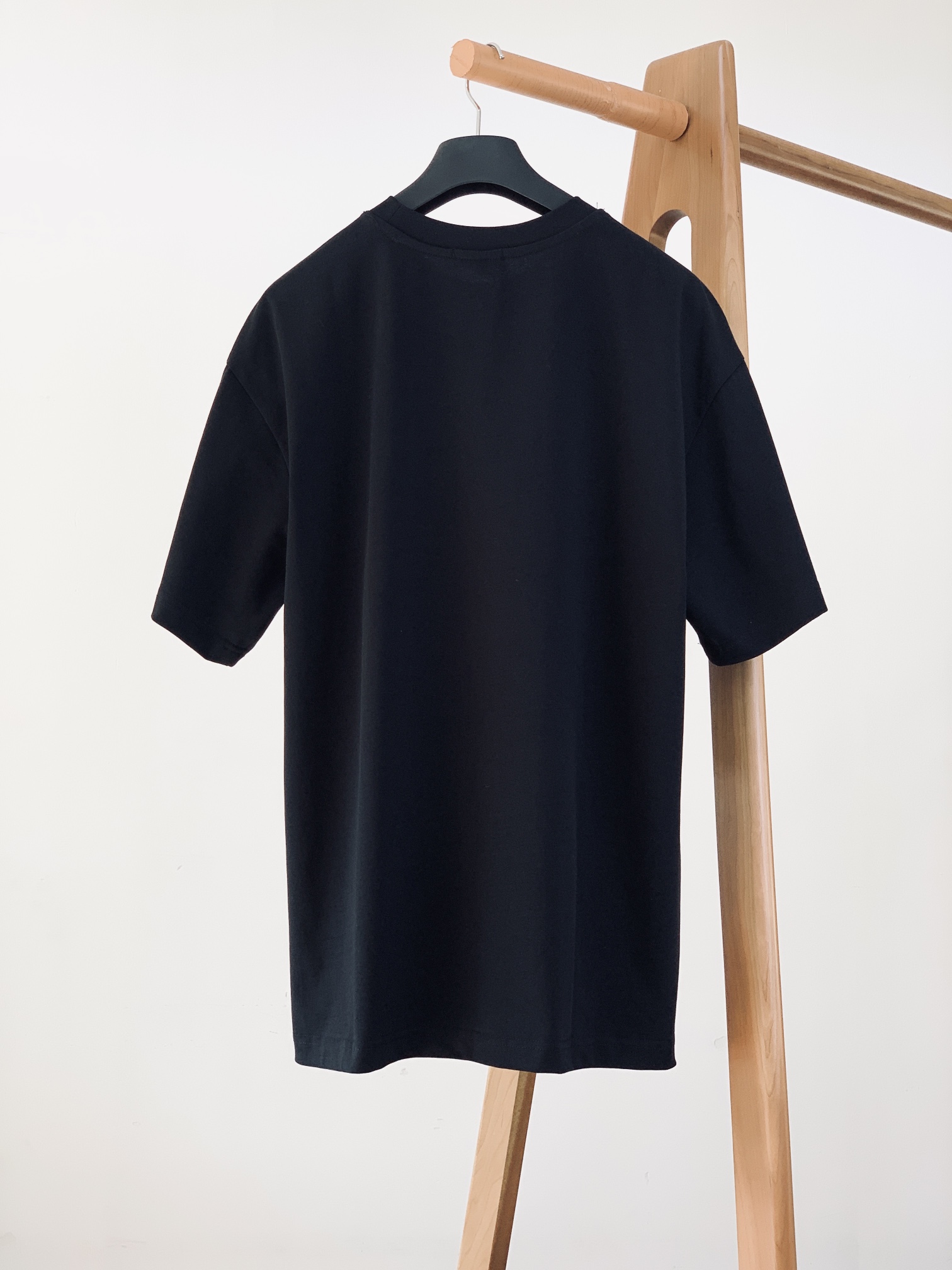 
Dior Homme 迪奥·桀傲 字母浮雕刺绣T恤，经典而休闲。采用棉质密织平纹针织面料精心制作。胸前