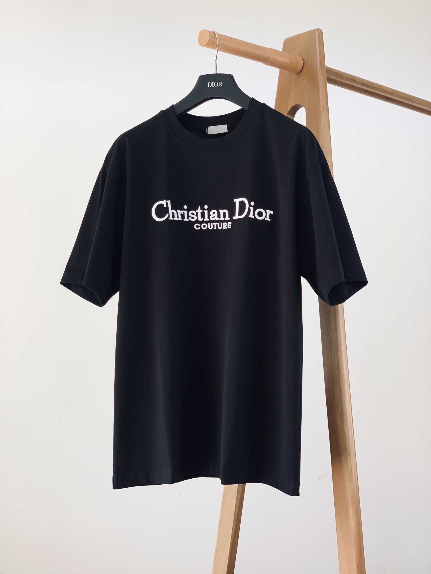
Dior Homme 迪奥·桀傲 字母浮雕刺绣T恤，经典而休闲。采用棉质密织平纹针织面料精心制作。胸前