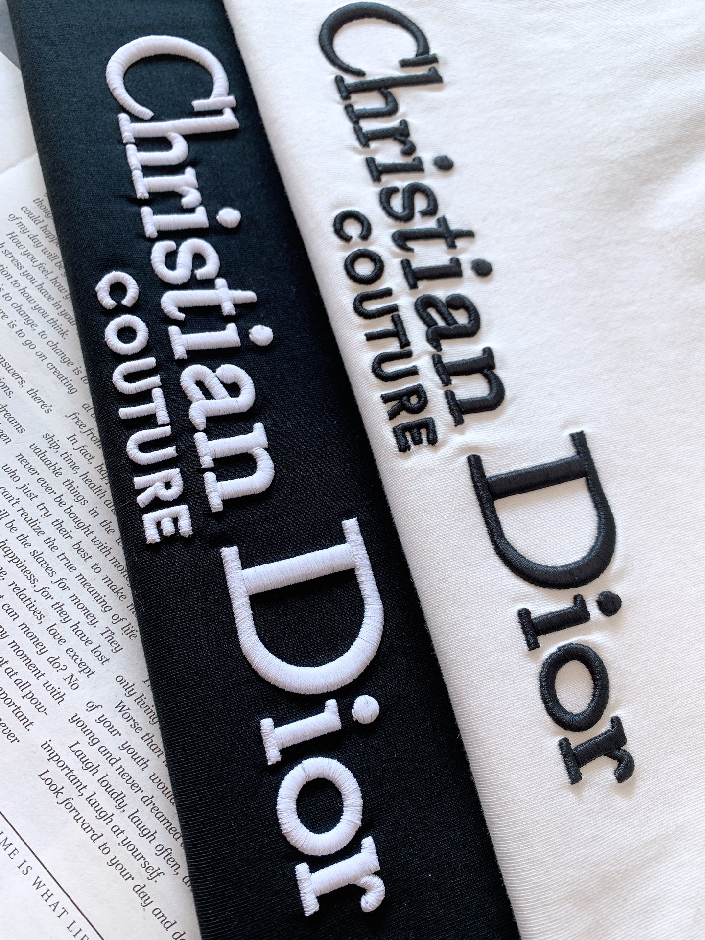 
Dior Homme 迪奥·桀傲 字母浮雕刺绣T恤，经典而休闲。采用棉质密织平纹针织面料精心制作。胸前