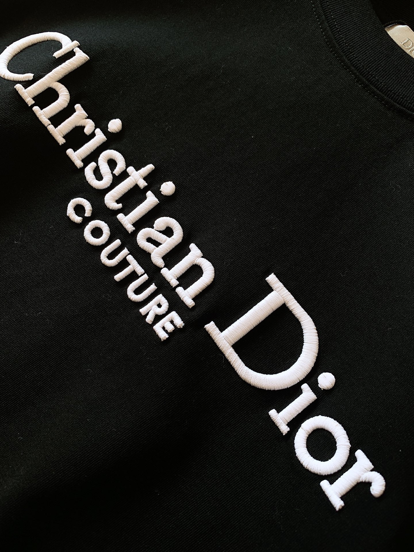 
Dior Homme 迪奥·桀傲 字母浮雕刺绣T恤，经典而休闲。采用棉质密织平纹针织面料精心制作。胸前