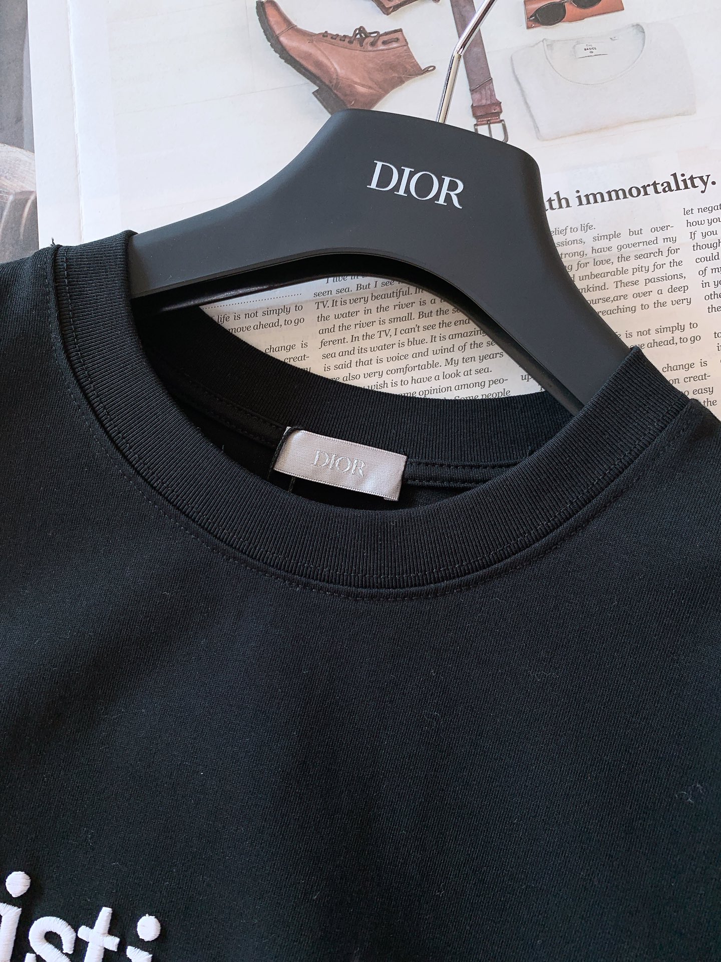 
Dior Homme 迪奥·桀傲 字母浮雕刺绣T恤，经典而休闲。采用棉质密织平纹针织面料精心制作。胸前