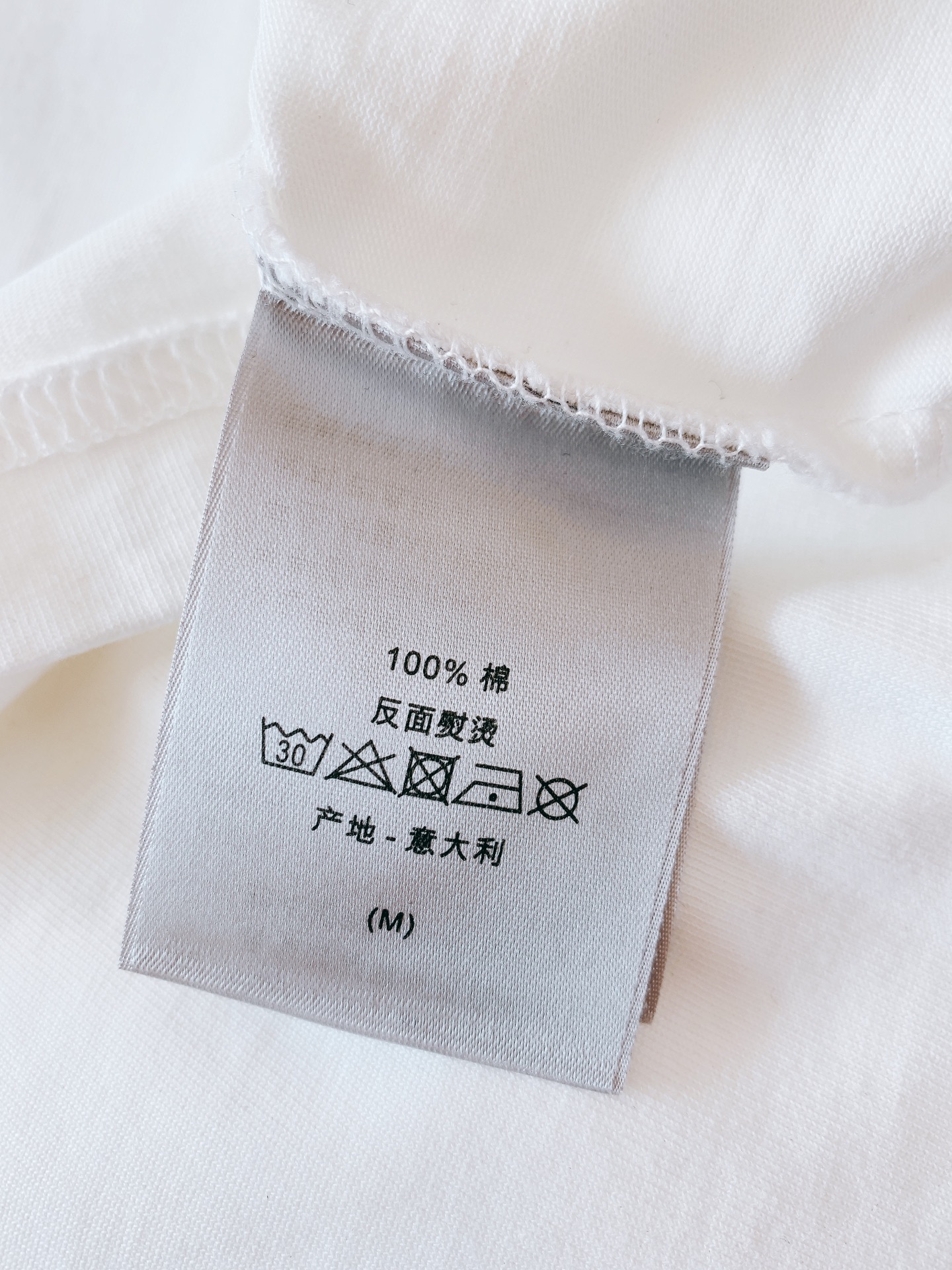 
Dior Homme 迪奥·桀傲 字母浮雕刺绣T恤，经典而休闲。采用棉质密织平纹针织面料精心制作。胸前