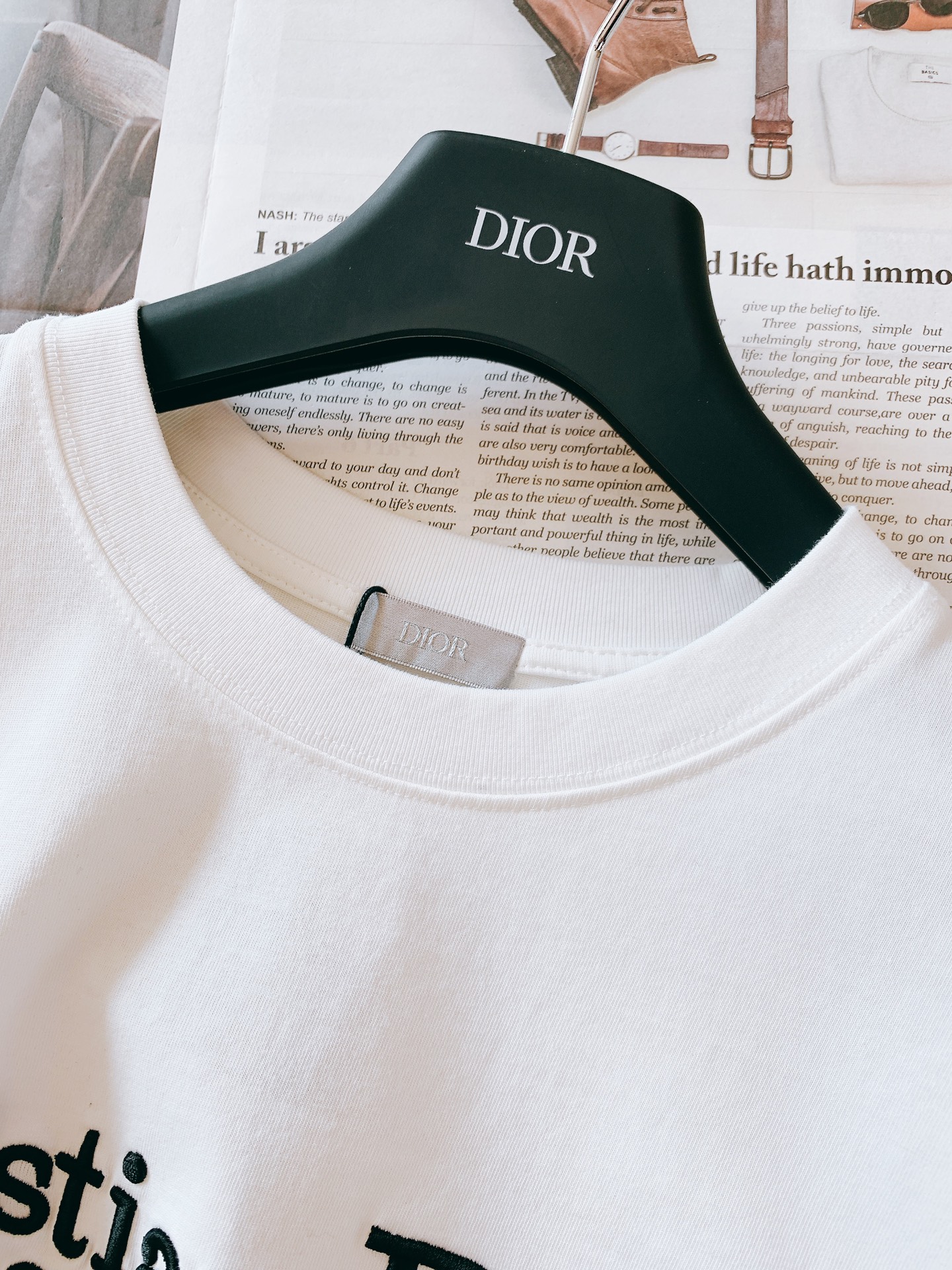 
Dior Homme 迪奥·桀傲 字母浮雕刺绣T恤，经典而休闲。采用棉质密织平纹针织面料精心制作。胸前