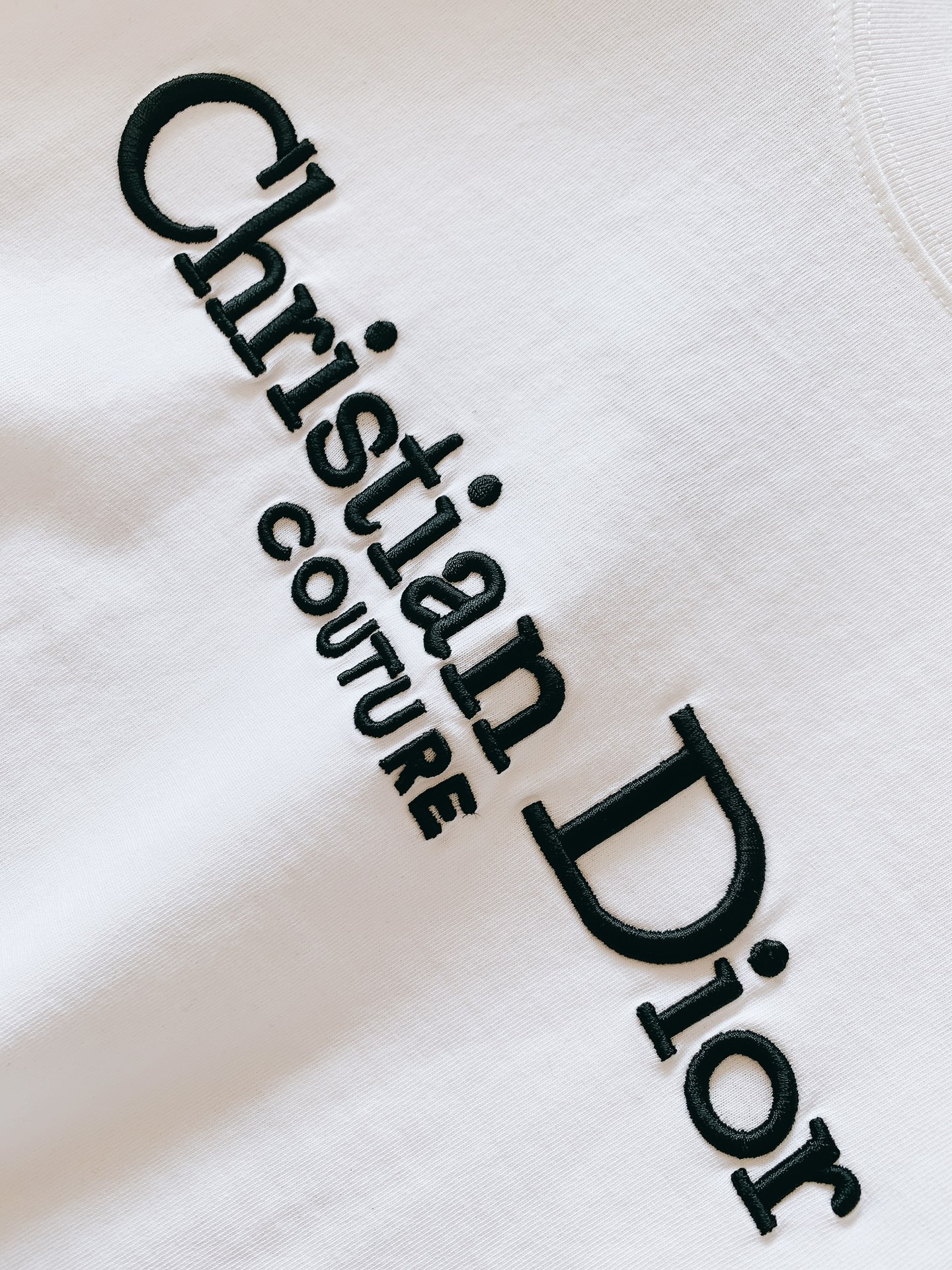 
Dior Homme 迪奥·桀傲 字母浮雕刺绣T恤，经典而休闲。采用棉质密织平纹针织面料精心制作。胸前