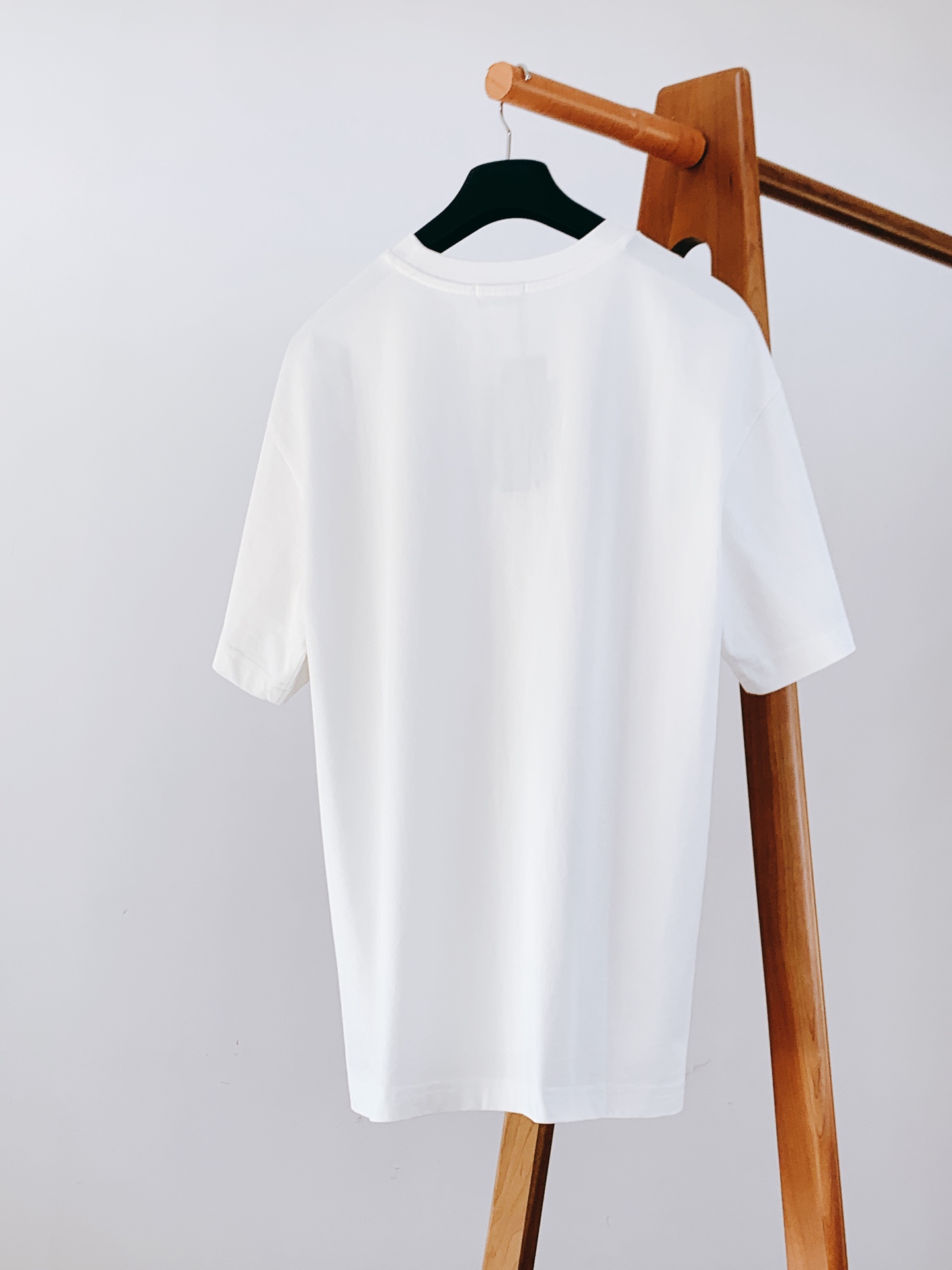
Dior Homme 迪奥·桀傲 字母浮雕刺绣T恤，经典而休闲。采用棉质密织平纹针织面料精心制作。胸前