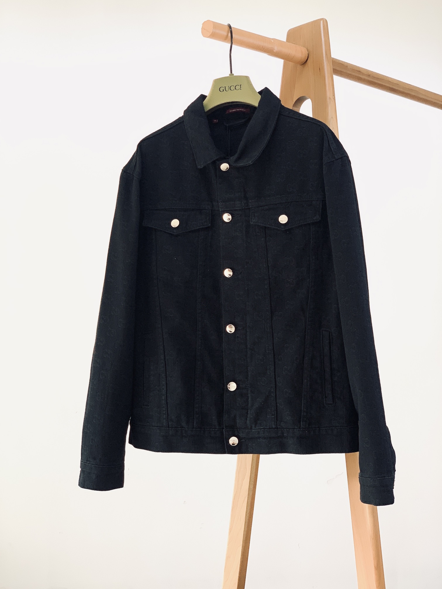 NO:124143,Gucci New GG jacquard denim jacket, this style from linen blend to nylon, GG patterns are reinvented with unique colors and fabric combinations. This regular jacket is crafted by GG jacquard denim fabric, embellishing red and green webbing lifting details and Gucci Rosso Ancora red Naplak leather labels, showing off its unique charm. Same as men and women, size 46 62.5 bust 110 Shoulder width 48 48 64.5 bust 114 Shoulder width 50 50 65.5 bust 118 Shoulder width 52 52 67.5 bust 122 Shoulder width 54 ……………………………………………………………………………………………………………………………………………………………………………………………………………………………………………………………………………………………………………………………………………………………………………………………………………………………………………………………………………………………………………………………………………………………………………………………………………………………………………………………………………………………………………………………………………………………………………………………………………………………………………………………………………………………………  & coats,alexander wang19860909Gucci 古驰 新款GG提花丹宁牛仔夹克,这款从亚麻混纺面料到尼龙材质,GG图案以别出心裁的色彩和织物组合焕新演绎.这款常规版型夹克以GG提花丹宁面料匠心打造,缀饰红绿织带提环细节和Gucci Rosso Ancora红色Naplak皮革标签,尽显别致魅力.男女同款 46码衣长62.5 胸围110 肩宽48 48码衣长64.5 胸围114 肩宽50 50码衣长65.5 胸围118 肩宽52 52码衣长67.5 胸围122 肩宽54 …………………………………………………… Size46-52,,gucci,gucci,jackets & coats,alexander wang,Men's clothing