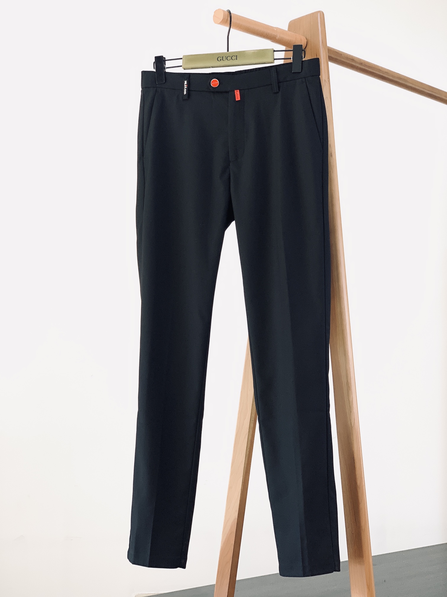 NO:132115,Kiton Christ Greed 2025SS Early Spring New Products Channel's high-quality products!  !  !  The best casual pants this year, close your eyes!  Custom-made fabrics are designed to meet various quality controls and detailed controls. Such weight and value really require careful consideration to be carefully crafted and slowly to achieve the effect of perfectly creating a straight and straight chest. The grade revealed by texture is by no means comparable to ordinary pants. Exquisite work is not perfunctory. The taste and temperament that are always revealed in behavior!  The upper body is handsome and charming!  ……………………………………………………………………………… Size30-36 (35),,alexander wang19860909Kiton 基督恩 2025SS早春新品 渠道的精品狠货！！！ 今年最好看的休闲裤 闭眼入！ 客供定制面料打造 满足各种品质控 细节控 这样的分量与价值真的是需要细琢慢究 成完美缔造胸挺立廓的效果 质感所流露的档次绝非一般裤子可比 精工细作并非敷衍了事 举止之间时刻流露出的品味及气质！ 上身帅气迷人！ …………………………………………………… Size30-36（35）,,alexander wang,Men's clothing