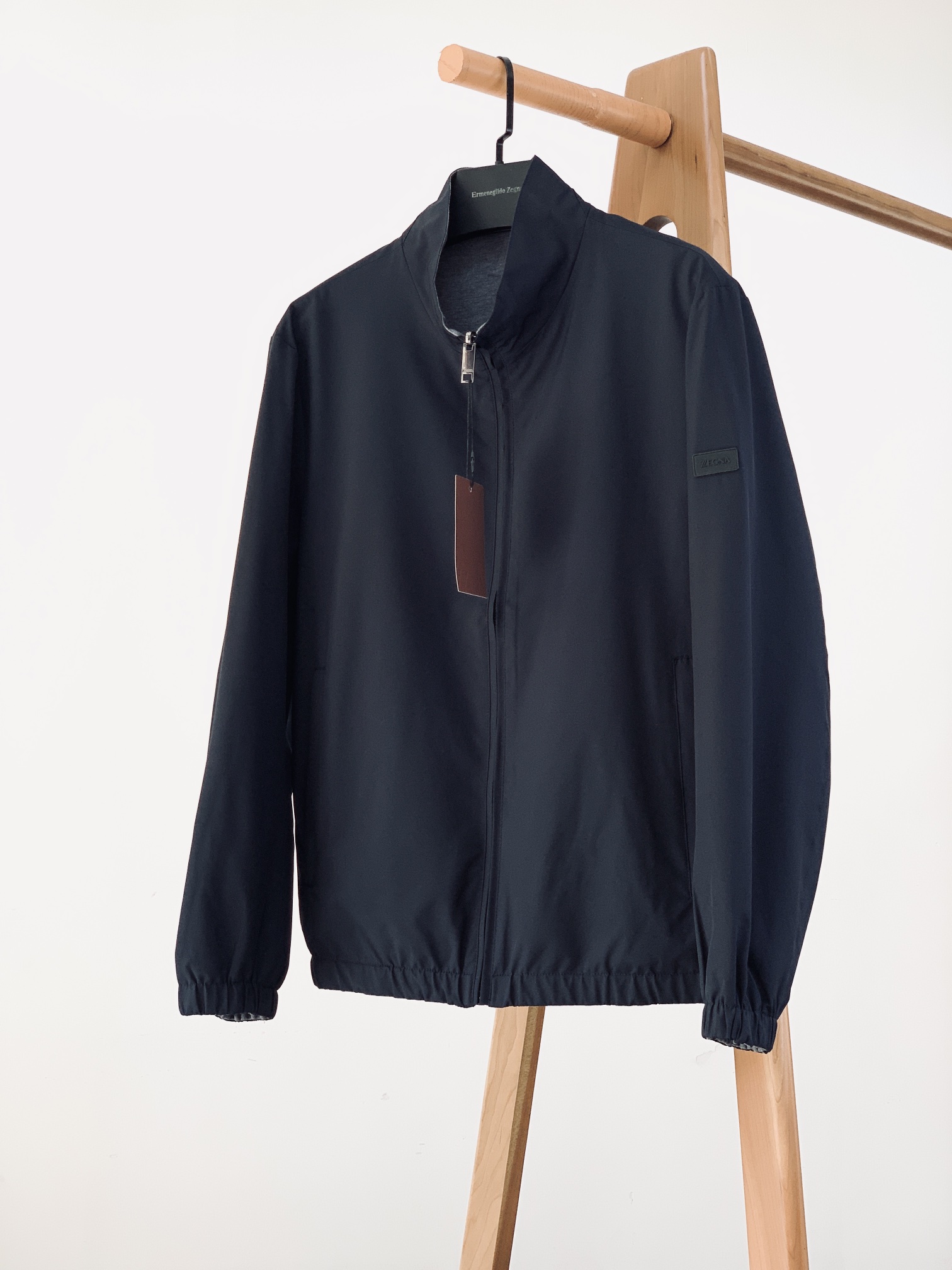 NO:132117,Ermenegildo Zegna 2025SS Early Spring New Product, Double-sided casual jacket, a classic style that must be worn and sold with a slight modification every year!  High-density fine twill fabric imported from Komatsu Seiren. The inner layer is 90 wool and 10 cashmere, blended with 120 ultra-fine wool and cashmere. Basulan water washing process, water washing does not deform, does not shrink, and resists pilling. Recommended two colors ……………………………………………………………………………………………………………………………………………………………………………………………………………………………………………………………………………………………………………………………………………………………………………………………………………………………………………………………………………………………………………………………………………………………………………………………………………………………………………………………………………………………………………………………………………………………………………………………………………………………………………………………………………………………………………………………………………………………………………………………………………………………………………………………………………………………………………………………………………………………………………19860909Ermenegildo Zegna 杰尼亚 2025SS早春新品 双面穿休闲夹克外套,每年略微修改下配色必出的实穿实卖的经典款！日本进口Komatsu Seiren的高密细斜纹面料.内层90羊毛10羊绒,用120支超细羊毛羊绒混纺.巴素兰水洗工艺,水洗不变形,不缩水,抗起球.两色推荐 …………………………………………………… Size48-56,,zegna,jackets & coats,jackets & coats,alexander wang,Men's clothing