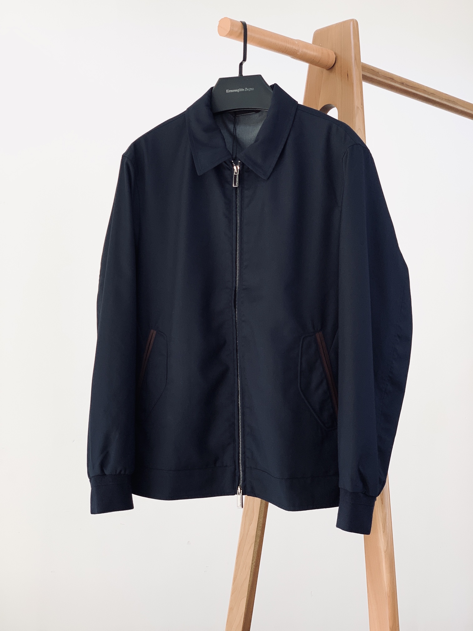 NO:130535,Ermenegildo Zegna 2025SS Early Spring New Products Business Elite Series. The EZ family has unique tailoring design and perfect Italian fashion aesthetic concepts, as well as the careful exploration and careful craftsmanship of fabrics, organically combining traditional craftsmanship and modern wisdom, allowing EZ art to be maximized!  The fabrics and auxiliary materials are all supplied by customers. The Italian century-old workshop is made of fixed weaving and dyeing. It is made of precious materials of golden proportions of mulberry silk to create an extremely luxurious fabric. In addition, the fabric itself is blended with a variety of colors and textiles, enriching the overall vision and creating an excellent touch experience, with excellent breathability!  The craftsmanship is exquisite and exquisite. Every detail shows the brand's strict quality requirements. The medium-length single-breasted placket design is equipped with a stand-up collar that can be turned outward. The pocket and rear collar are decorated with an iconic lambskin badge logo. The buttons are made of finely polished deep-sea mother shells. Each particle has a unique pattern structure and has an extremely high-end gloss. It is engraved with an exquisite brand logo!  The tailoring is first-class, the color matching is light and versatile, which is suitable for everyday outfits, and the mixing and matching is extremely compatible with a wide range of spaces. It can be used to manage a variety of occasions, including business commuting, official law, street leisure, etc. The upper body effect is capable and stylish, and it is easy to show the noble and elegant temperament. It is full of gentlemanly style and is an excellent high attendance item in the wardrobe!  It is hard to find!  …………………………………………………………………………… Size48-56, zegna, sheepskin, gold, alexander wang19860909Ermenegildo Zegna 杰尼亚 2025SS早春新品 商务精英系列.EZ家族拥有独到的剪裁设计和完美的意式时装美学理念,以及对于面料的精心探索与精心雕琢,将传统工艺和现代化智慧有机的结合,让EZ艺术得到极致发挥！ 面料与辅料皆为客供,意大利百年工坊定织定染而成,混合黄金比例桑蚕丝矜贵材质,打造出极为奢华的面料,另外面料本身由多种色彩纺织交融,丰富了整体视觉,并缔造出极为出色的触感体验,透气性非常优越！ 工艺精湛考究,每一处细节皆在彰显品牌对于品质的苛刻要求,中长款单排扣门襟设计,搭载立领可外翻细节,口袋处及后领饰有标志性小羊皮徽章标识,纽扣采用深海母贝精细打磨制成,每一粒都有着独一无二的纹路构造,且有着极为高级的光泽度,上面镌刻有精美的品牌标识！ 剪裁一流,配色轻熟百搭,符合日常各种穿搭,混搭兼容空间极高,可驾驭多种场合,商务通勤、公务律政、出街休闲等,上身效果干练有型,极易彰显出尊贵优雅气质感,绅士范儿十足,属于衣橱绝佳的高出勤率单品！可遇而不可求！ …………………………………………………… Size48-56,,zegna,sheepskin,gold,alexander wang,Men's clothing