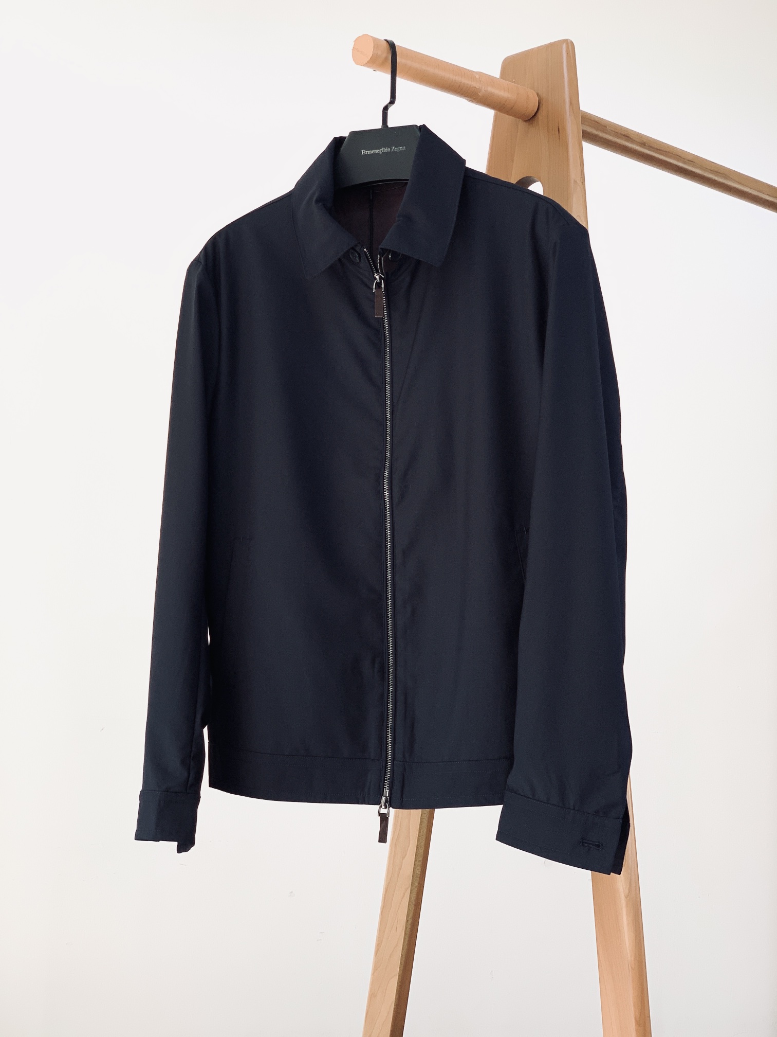 NO:125667,Ermenegildo Zegna 2025SS Early Spring New Products Business Elite Series. The EZ family has unique tailoring design and perfect Italian fashion aesthetic concepts, as well as the careful exploration and careful craftsmanship of fabrics, organically combining traditional craftsmanship and modern wisdom, allowing EZ art to be maximized!  The fabrics and auxiliary materials are all supplied by customers. The Italian century-old workshop is made of fixed weaving and dyeing. It is made of precious materials of golden proportions of mulberry silk to create an extremely luxurious fabric. In addition, the fabric itself is blended with a variety of colors and textiles, enriching the overall vision and creating an excellent touch experience, with excellent breathability!  The craftsmanship is exquisite and exquisite. Every detail shows the brand's strict quality requirements. The medium-length single-breasted placket design is equipped with a stand-up collar that can be turned outward. The pocket and rear collar are decorated with an iconic lambskin badge logo. The buttons are made of finely polished deep-sea mother shells. Each particle has a unique pattern structure and has an extremely high-end gloss. It is engraved with an exquisite brand logo!  The tailoring is first-class, the color matching is light and versatile, which is suitable for everyday outfits, and the mixing and matching is extremely compatible with a wide range of spaces. It can be used to manage a variety of occasions, including business commuting, official law, street leisure, etc. The upper body effect is capable and stylish, and it is easy to show the noble and elegant temperament. It is full of gentlemanly style and is an excellent high attendance item in the wardrobe!  It is hard to find!  …………………………………………………………………………… Size48-56, zegna, sheepskin, gold, alexander wang19860909Ermenegildo Zegna 杰尼亚 2025SS早春新品 商务精英系列.EZ家族拥有独到的剪裁设计和完美的意式时装美学理念,以及对于面料的精心探索与精心雕琢,将传统工艺和现代化智慧有机的结合,让EZ艺术得到极致发挥！ 面料与辅料皆为客供,意大利百年工坊定织定染而成,混合黄金比例桑蚕丝矜贵材质,打造出极为奢华的面料,另外面料本身由多种色彩纺织交融,丰富了整体视觉,并缔造出极为出色的触感体验,透气性非常优越！ 工艺精湛考究,每一处细节皆在彰显品牌对于品质的苛刻要求,中长款单排扣门襟设计,搭载立领可外翻细节,口袋处及后领饰有标志性小羊皮徽章标识,纽扣采用深海母贝精细打磨制成,每一粒都有着独一无二的纹路构造,且有着极为高级的光泽度,上面镌刻有精美的品牌标识！ 剪裁一流,配色轻熟百搭,符合日常各种穿搭,混搭兼容空间极高,可驾驭多种场合,商务通勤、公务律政、出街休闲等,上身效果干练有型,极易彰显出尊贵优雅气质感,绅士范儿十足,属于衣橱绝佳的高出勤率单品！可遇而不可求！ …………………………………………………… Size48-56,,zegna,sheepskin,gold,alexander wang,Men's clothing