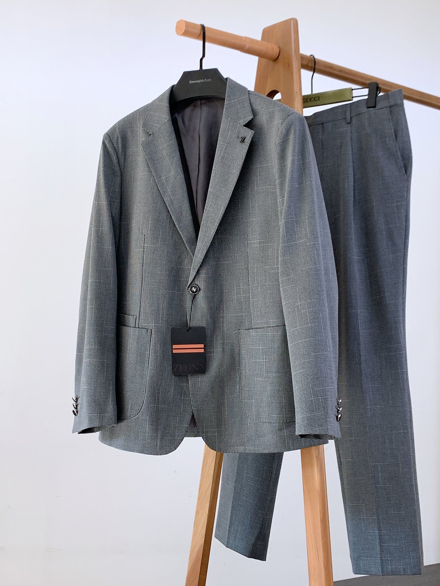 NO:130538,Ermenegildo Zegna 2025SS early spring new product haute couture design!  Super soft wool cover...40 wool 29 polyester fiber, no structure and single layer inside, soft and glutinous, skin-friendly, customer-supplied hardware and auxiliary materials decoration. The lining is equipped with colored and weaving elements, which is full of romanticism and legendary colors. The prints are very beautiful and exquisite, with a strong retro and poetic sense, and belong to the soul-style inheritance!  Unique tailoring board shape, handsome value is quite high, and has a fashionable feeling that is unforgettable!  It can easily meet the needs of dressing for various occasions …………………………………………………………………………………………… SizeM-3XL, zegna, alexander wang19860909Ermenegildo Zegna 杰尼亚 2025SS早春新品 高级时装设计！超软羊毛套西...40羊毛 29聚酯纤维 内里无结构单层 软糯亲肤 、客供五金辅料装饰 内衬搭载色织元素,极富充满浪漫主义和传奇色彩,印花非常优美且精致,颇具浓浓的复古和诗意感,属于灵魂式的传承！独特剪裁板型 帅气值相当之高 有着让人过目不忘的时尚感！可轻松应对各种场合着装需求 …………………………………………………… SizeM-3XL,,zegna,alexander wang,Men's clothing