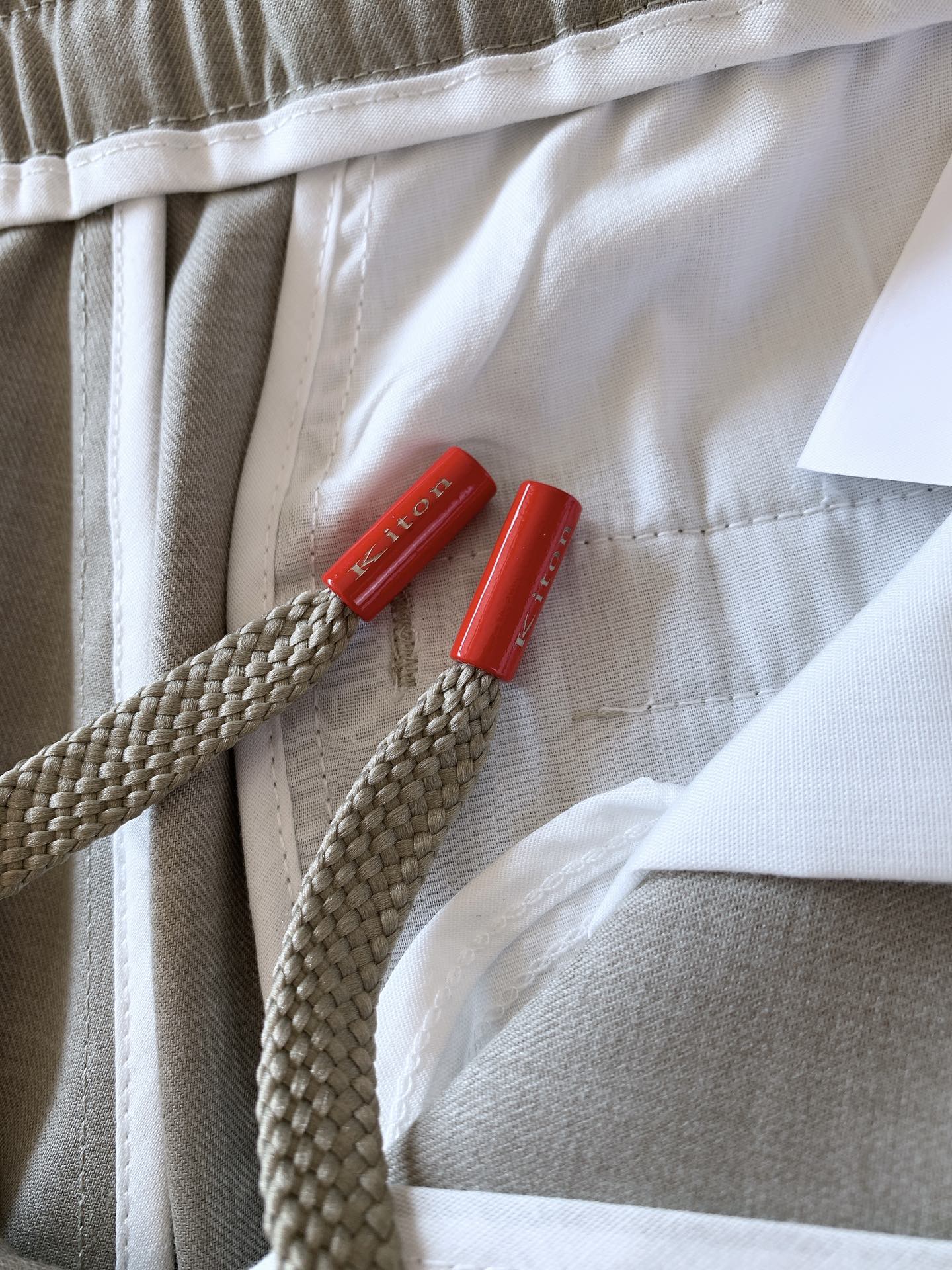 一套
Kiton 基督恩 2025SS早春新品
轻薄款连帽套装，进口定制面料打造，舒适透气，质地超赞，客