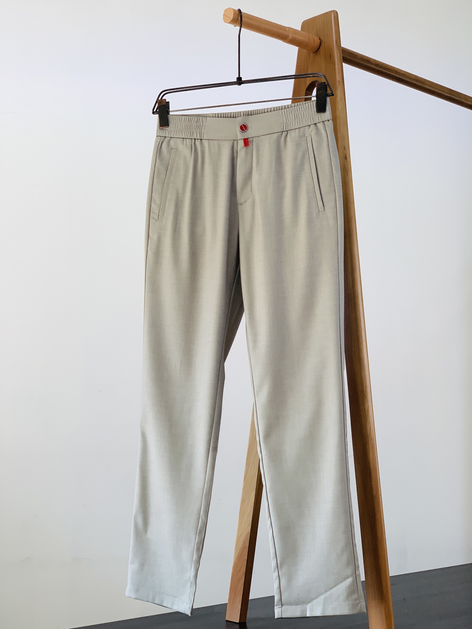 一套
Kiton 基督恩 2025SS早春新品
轻薄款连帽套装，进口定制面料打造，舒适透气，质地超赞，客