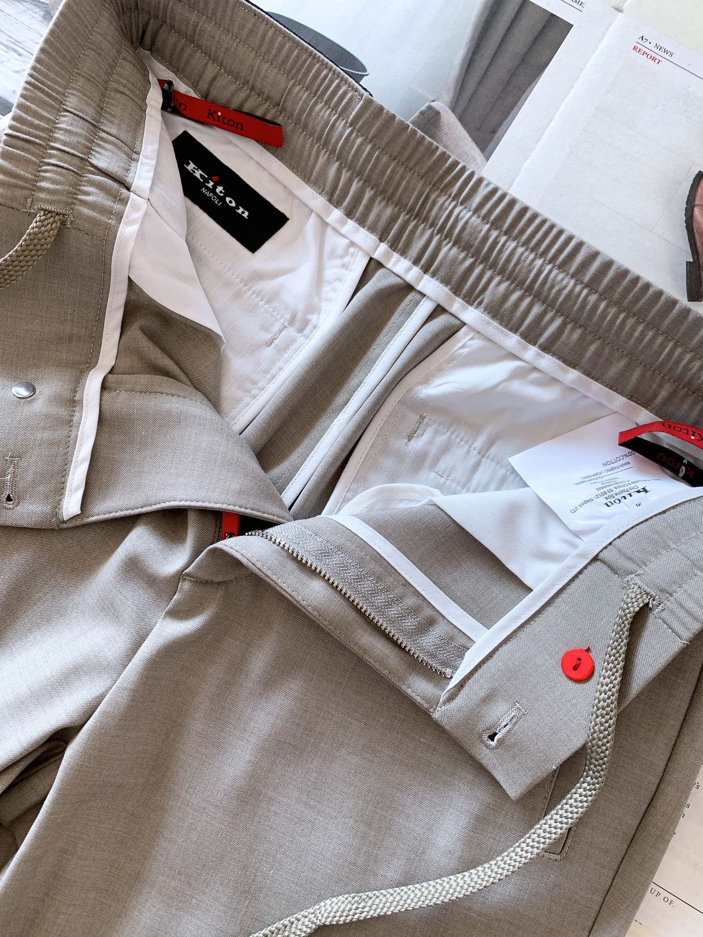 一套
Kiton 基督恩 2025SS早春新品
轻薄款连帽套装，进口定制面料打造，舒适透气，质地超赞，客