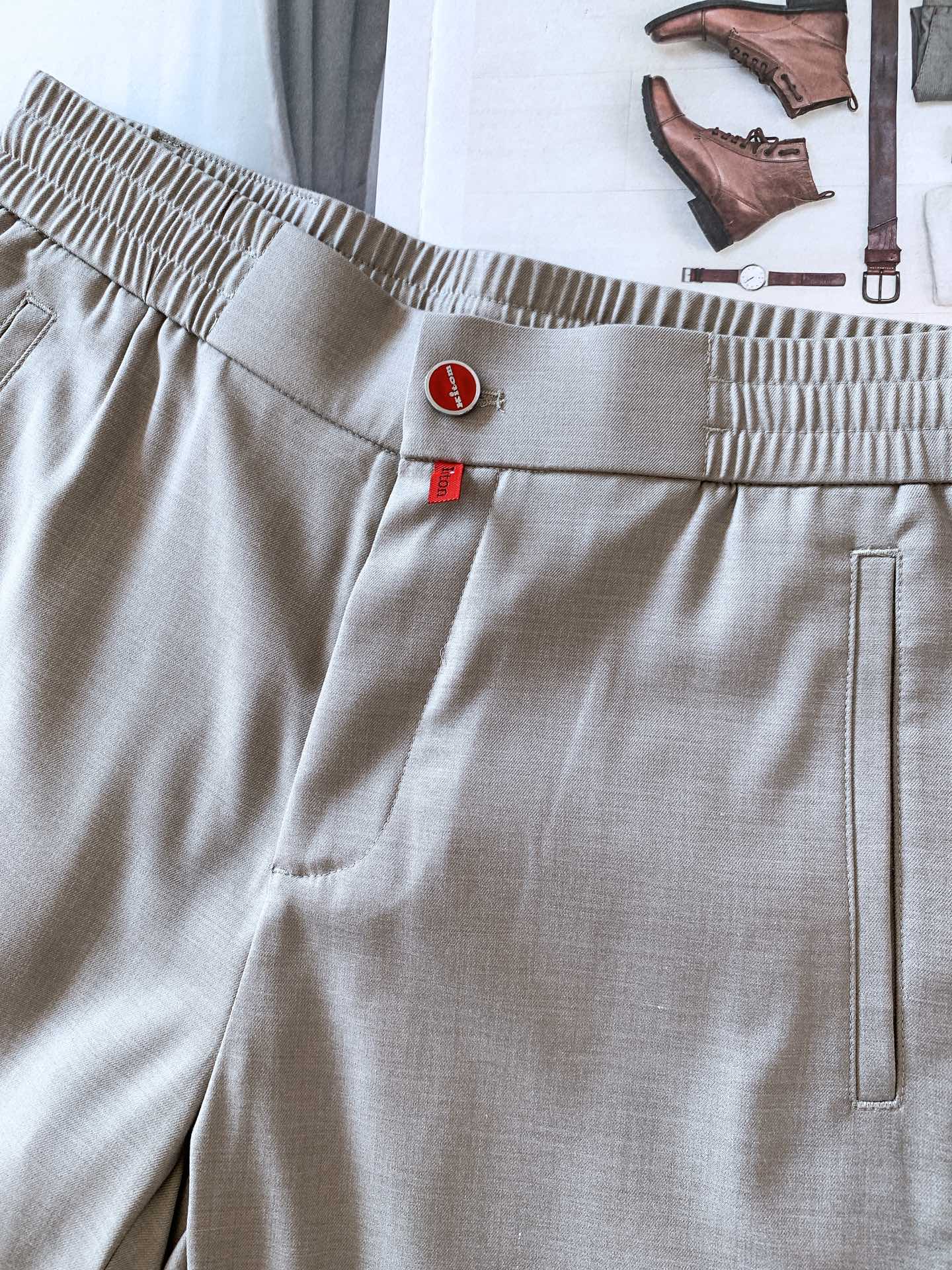 一套
Kiton 基督恩 2025SS早春新品
轻薄款连帽套装，进口定制面料打造，舒适透气，质地超赞，客