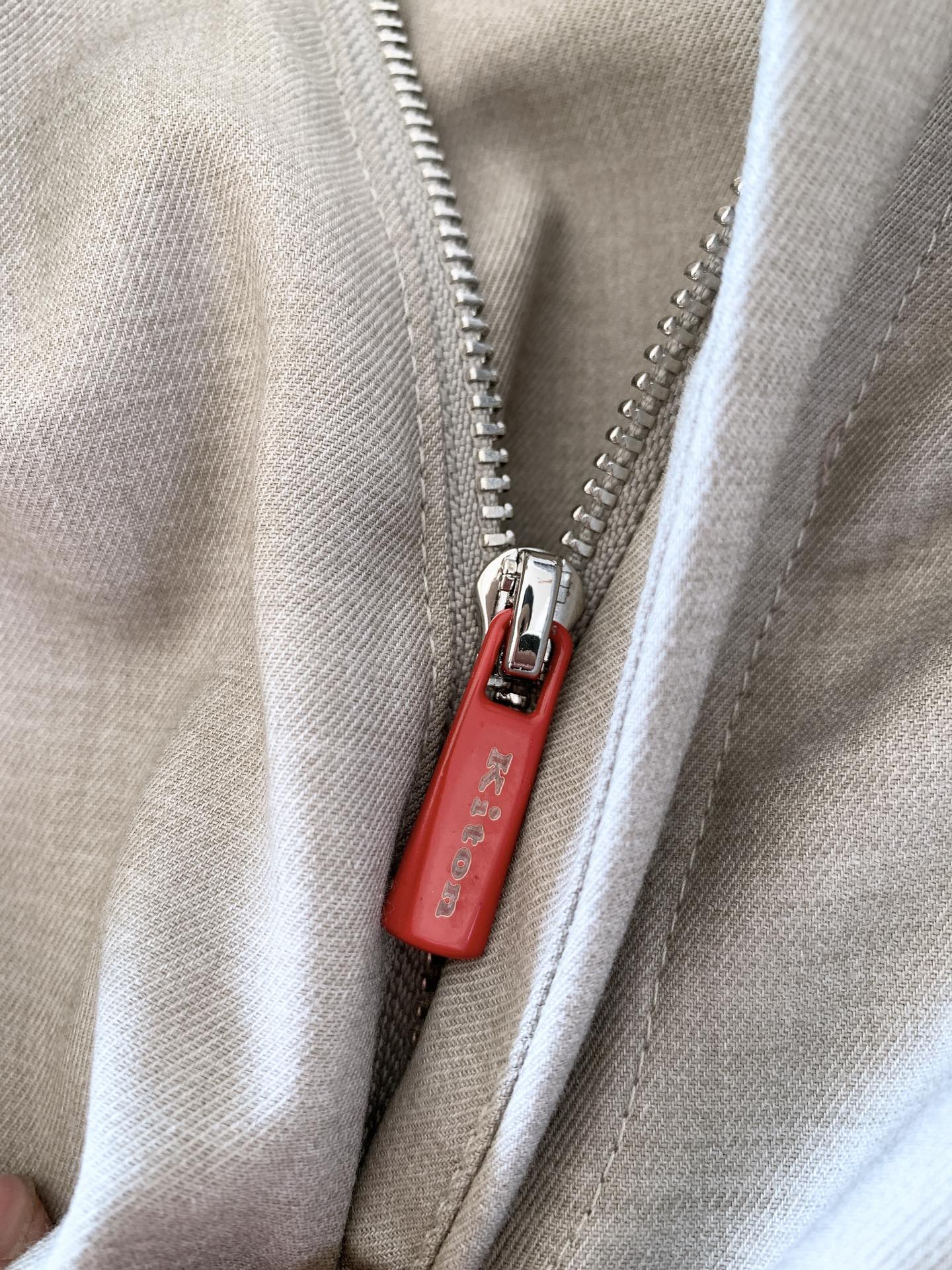 一套
Kiton 基督恩 2025SS早春新品
轻薄款连帽套装，进口定制面料打造，舒适透气，质地超赞，客