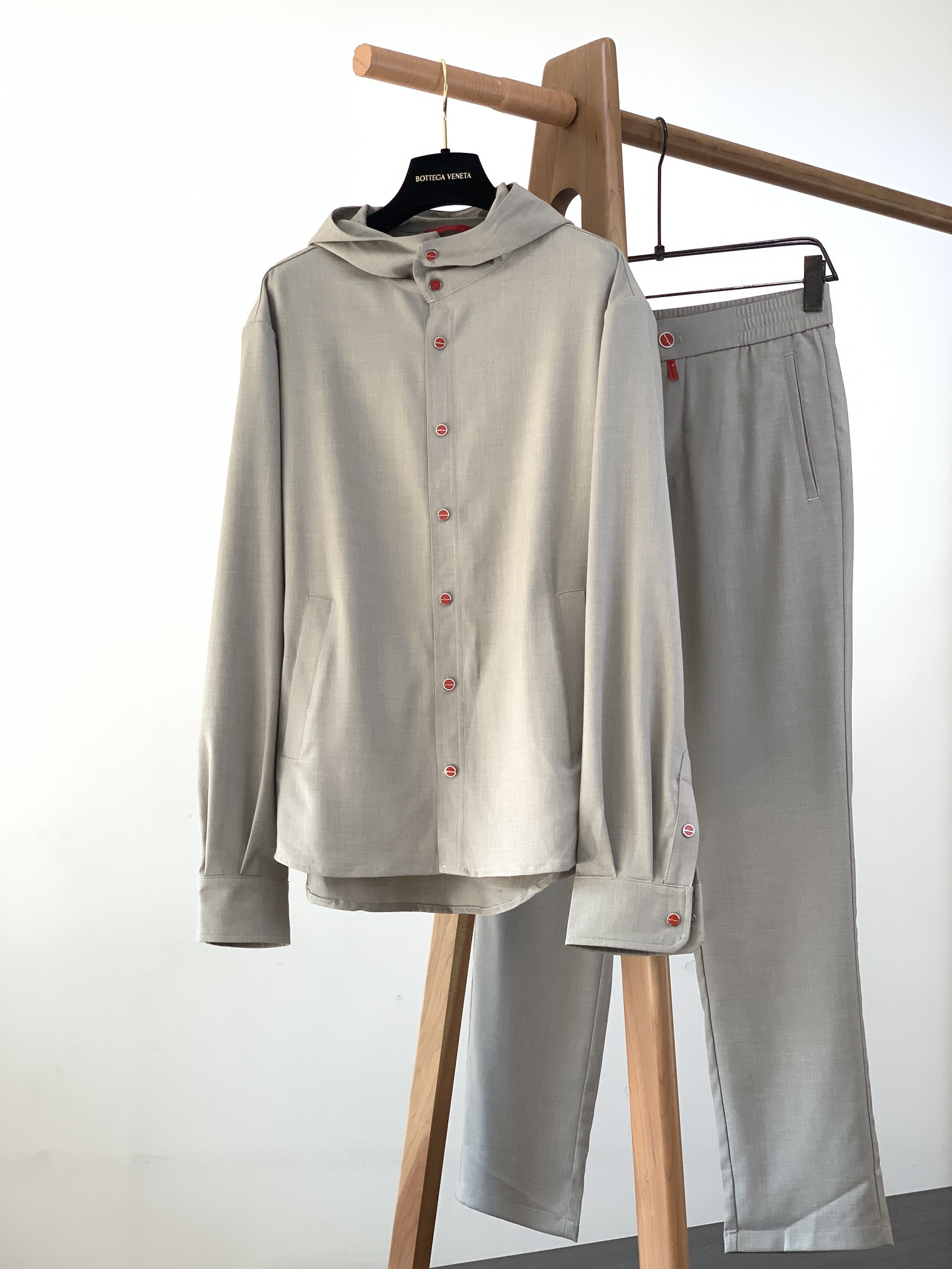 一套
Kiton 基督恩 2025SS早春新品
轻薄款连帽套装，进口定制面料打造，舒适透气，质地超赞，客