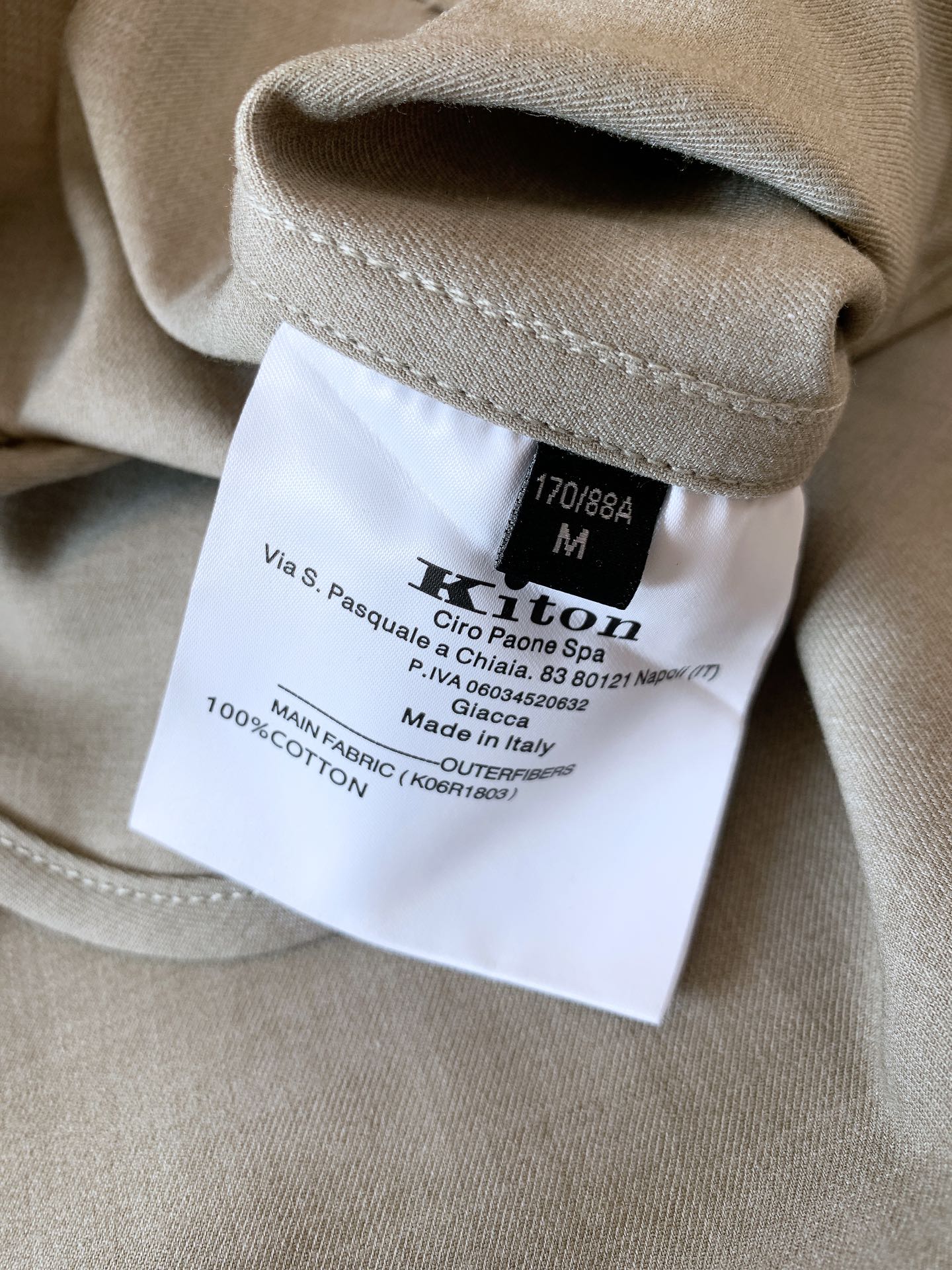 一套
Kiton 基督恩 2025SS早春新品
轻薄款连帽套装，进口定制面料打造，舒适透气，质地超赞，客