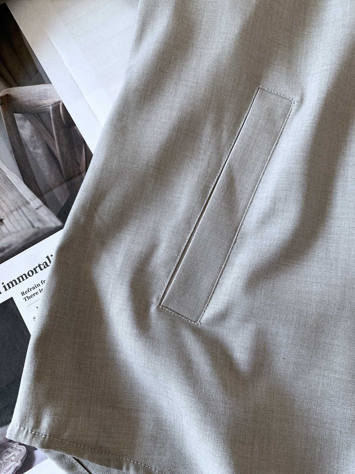 一套
Kiton 基督恩 2025SS早春新品
轻薄款连帽套装，进口定制面料打造，舒适透气，质地超赞，客