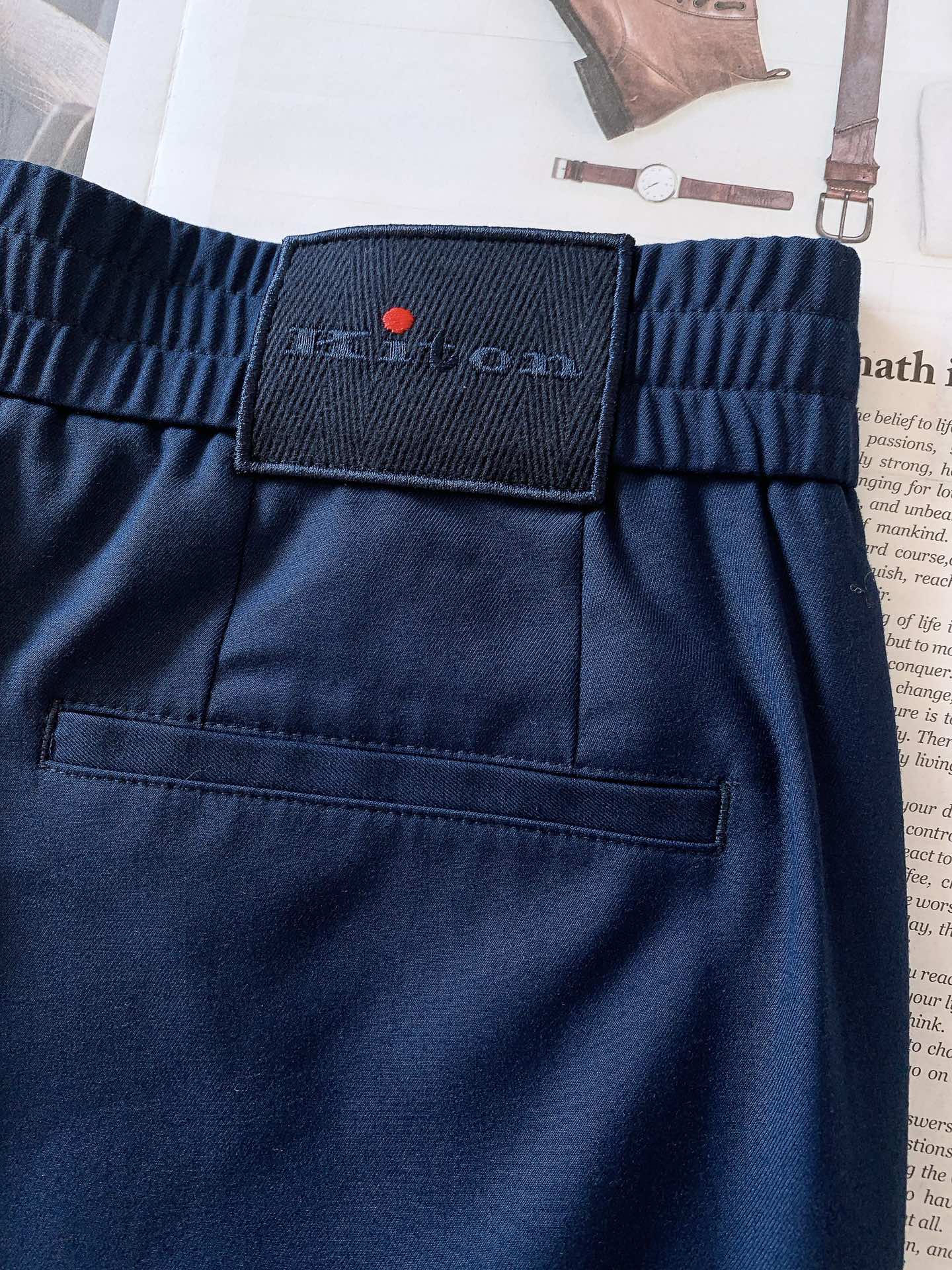 一套
Kiton 基督恩 2025SS早春新品
轻薄款连帽套装，进口定制面料打造，舒适透气，质地超赞，客
