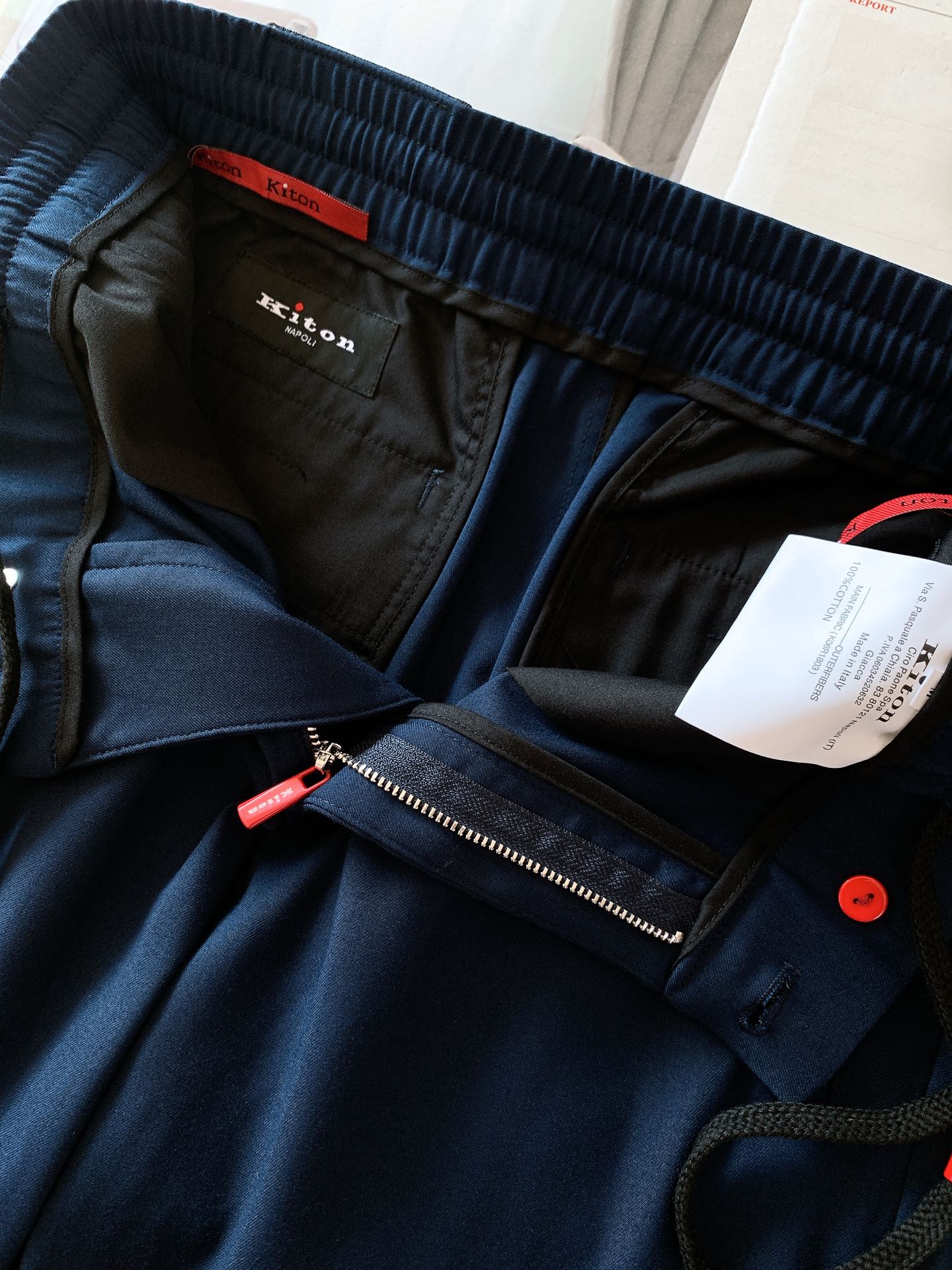 一套
Kiton 基督恩 2025SS早春新品
轻薄款连帽套装，进口定制面料打造，舒适透气，质地超赞，客