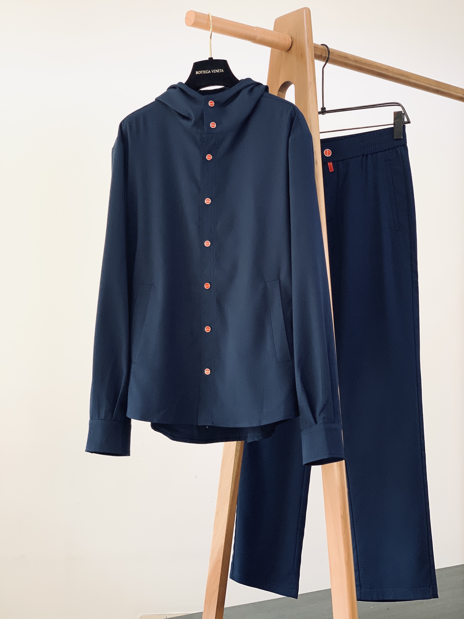 一套
Kiton 基督恩 2025SS早春新品
轻薄款连帽套装，进口定制面料打造，舒适透气，质地超赞，客