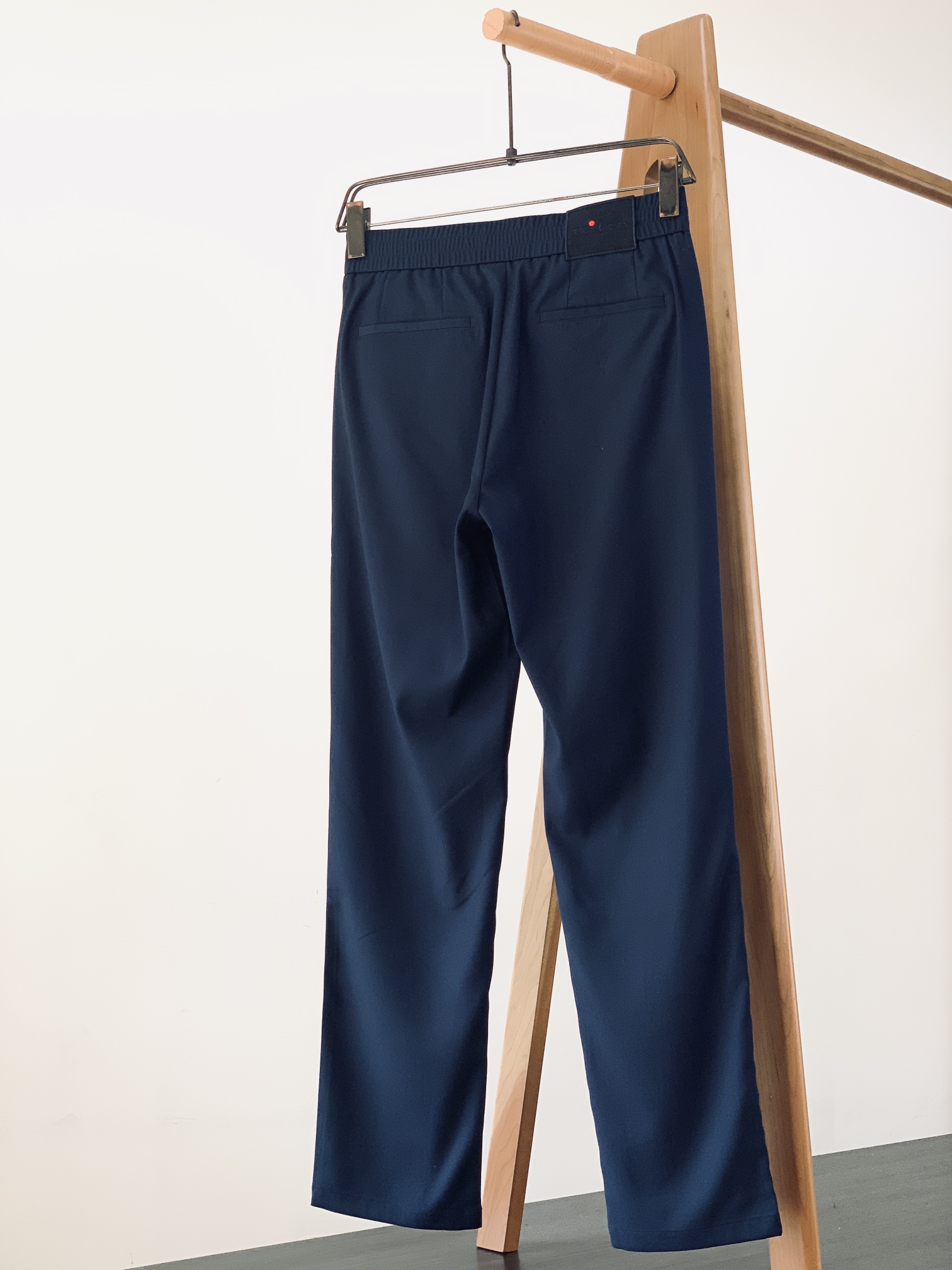 一套
Kiton 基督恩 2025SS早春新品
轻薄款连帽套装，进口定制面料打造，舒适透气，质地超赞，客