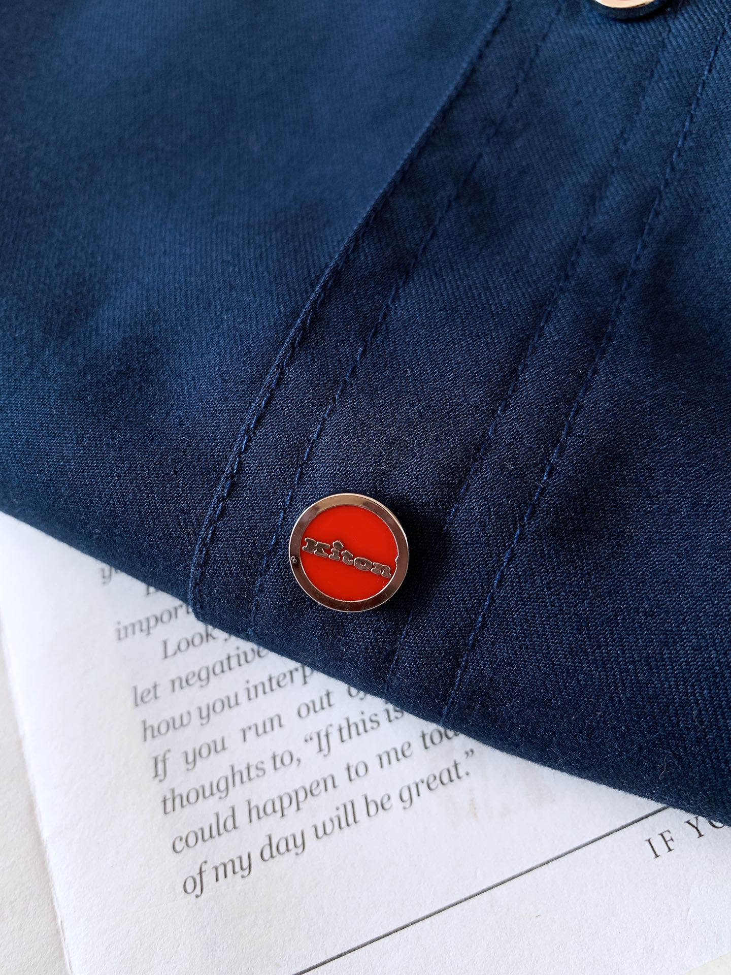 一套
Kiton 基督恩 2025SS早春新品
轻薄款连帽套装，进口定制面料打造，舒适透气，质地超赞，客
