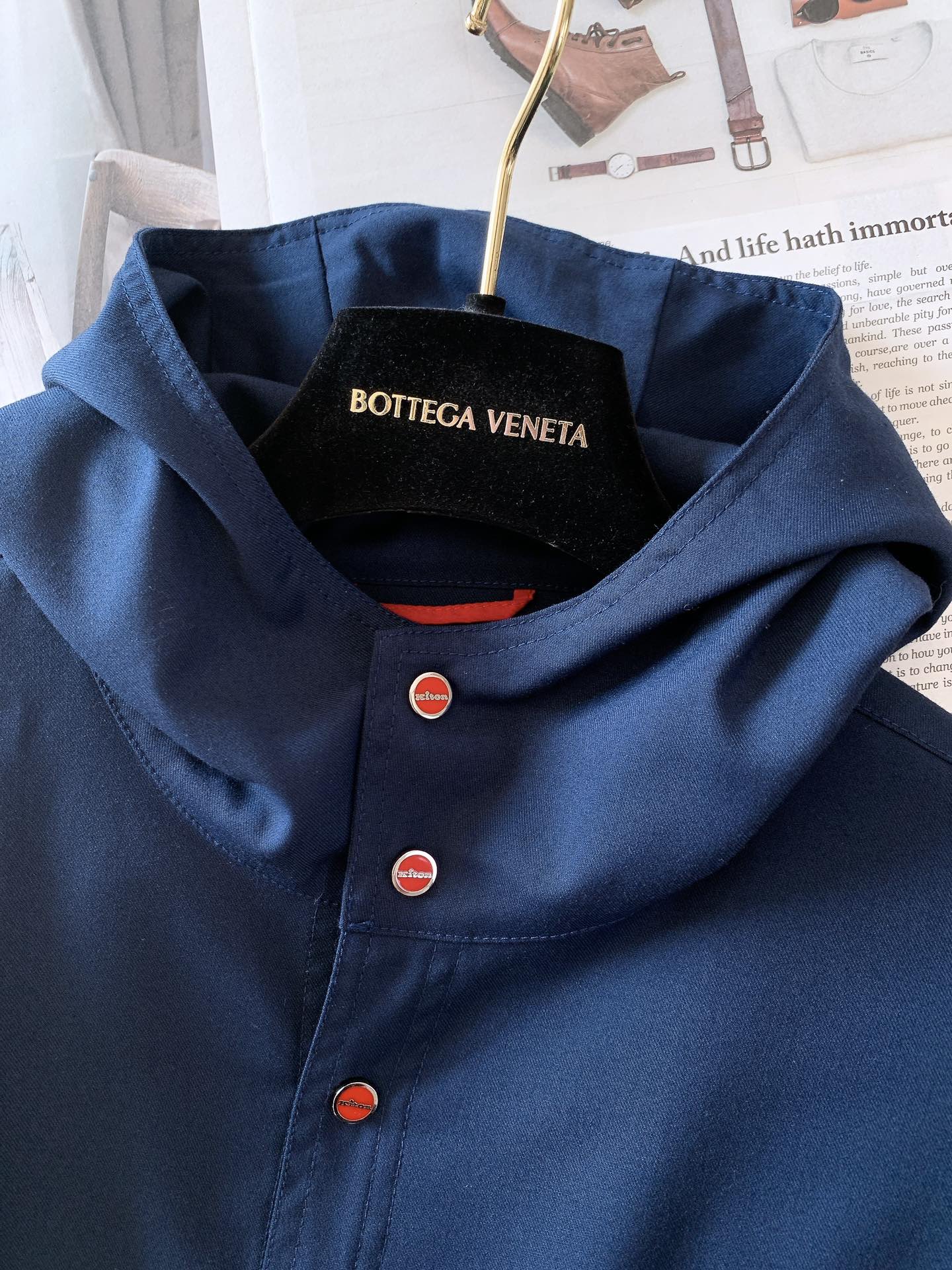 一套
Kiton 基督恩 2025SS早春新品
轻薄款连帽套装，进口定制面料打造，舒适透气，质地超赞，客