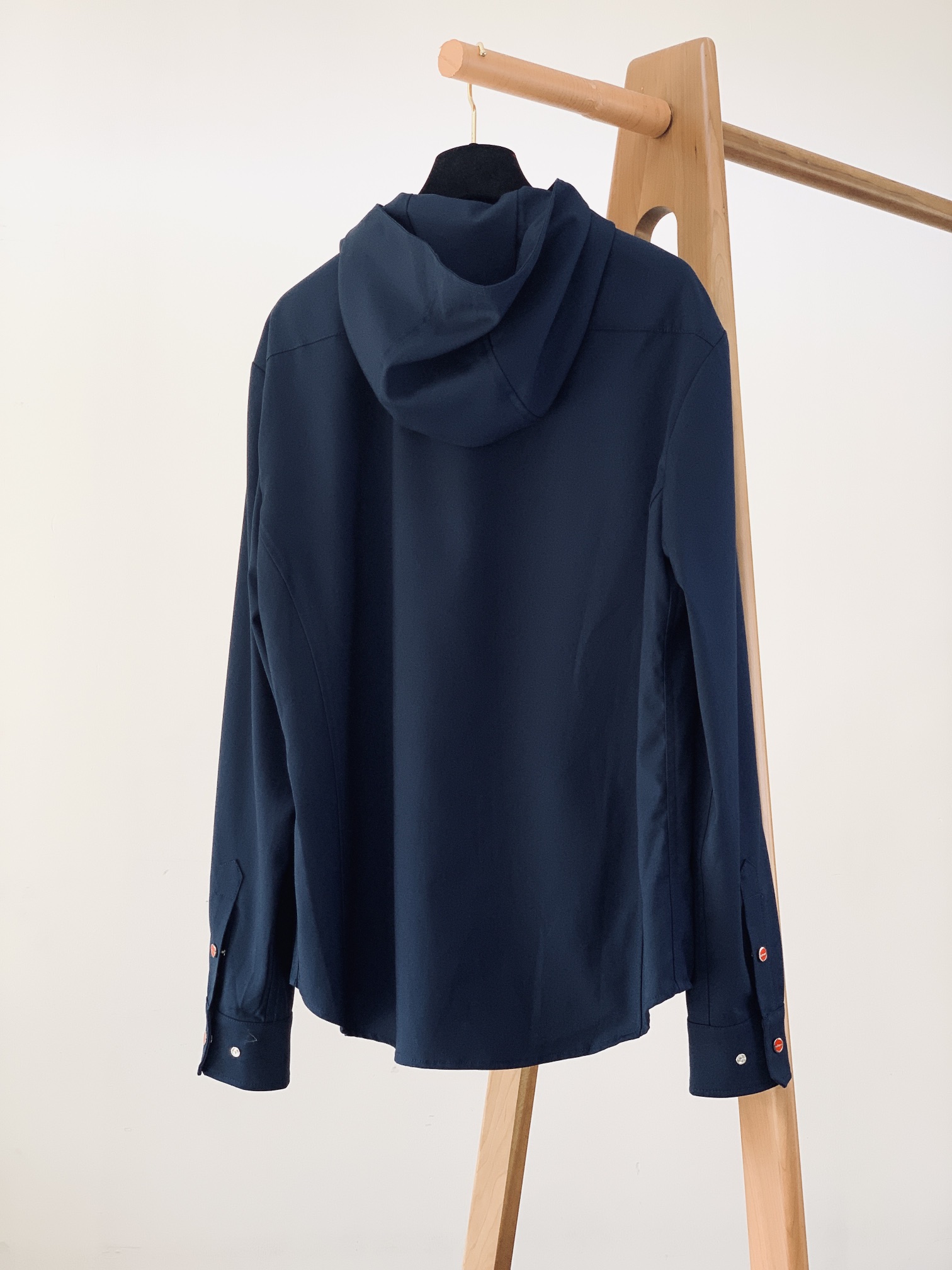 一套
Kiton 基督恩 2025SS早春新品
轻薄款连帽套装，进口定制面料打造，舒适透气，质地超赞，客