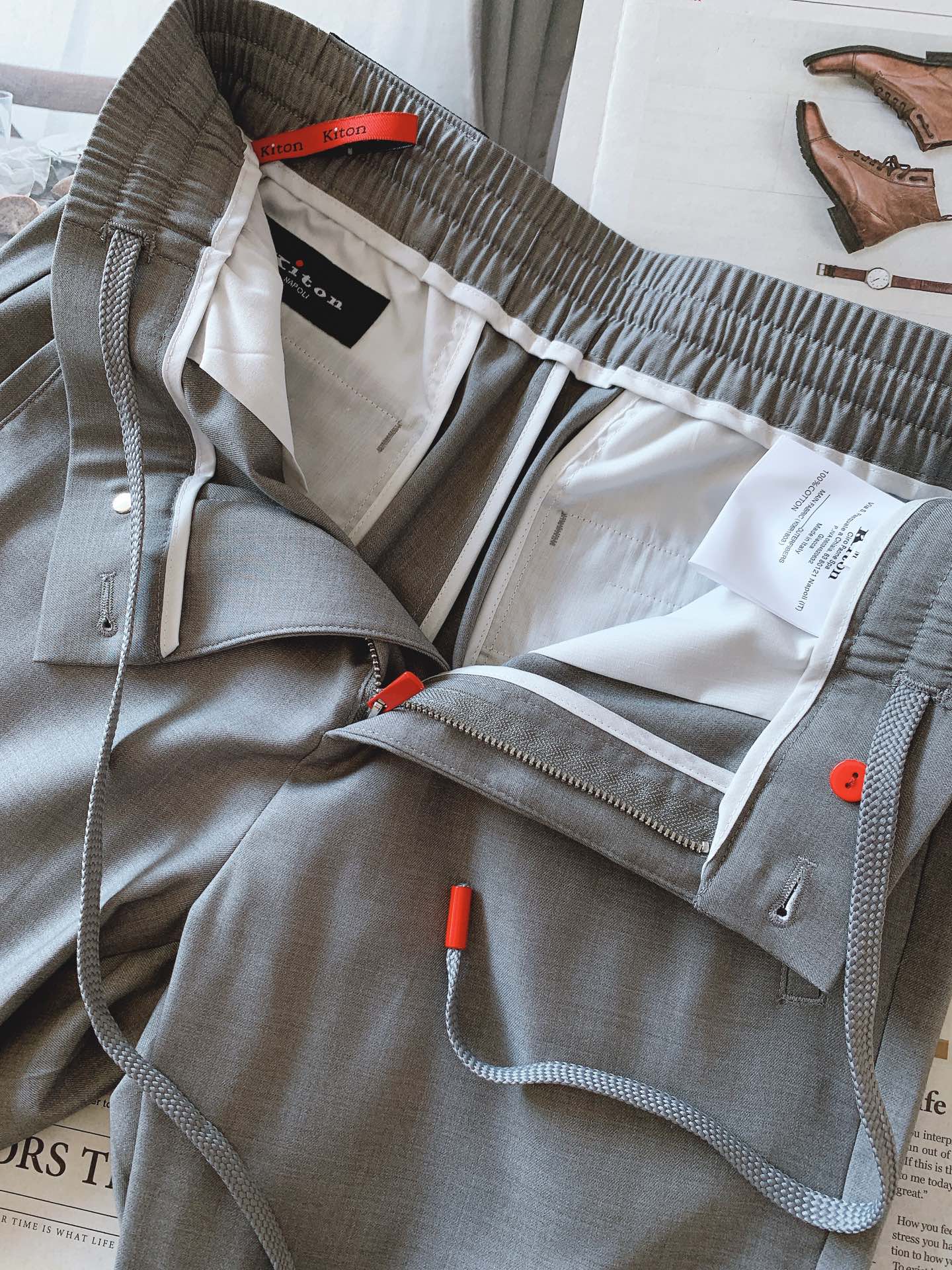 一套
Kiton 基督恩 2025SS早春新品
轻薄款连帽套装，进口定制面料打造，舒适透气，质地超赞，客