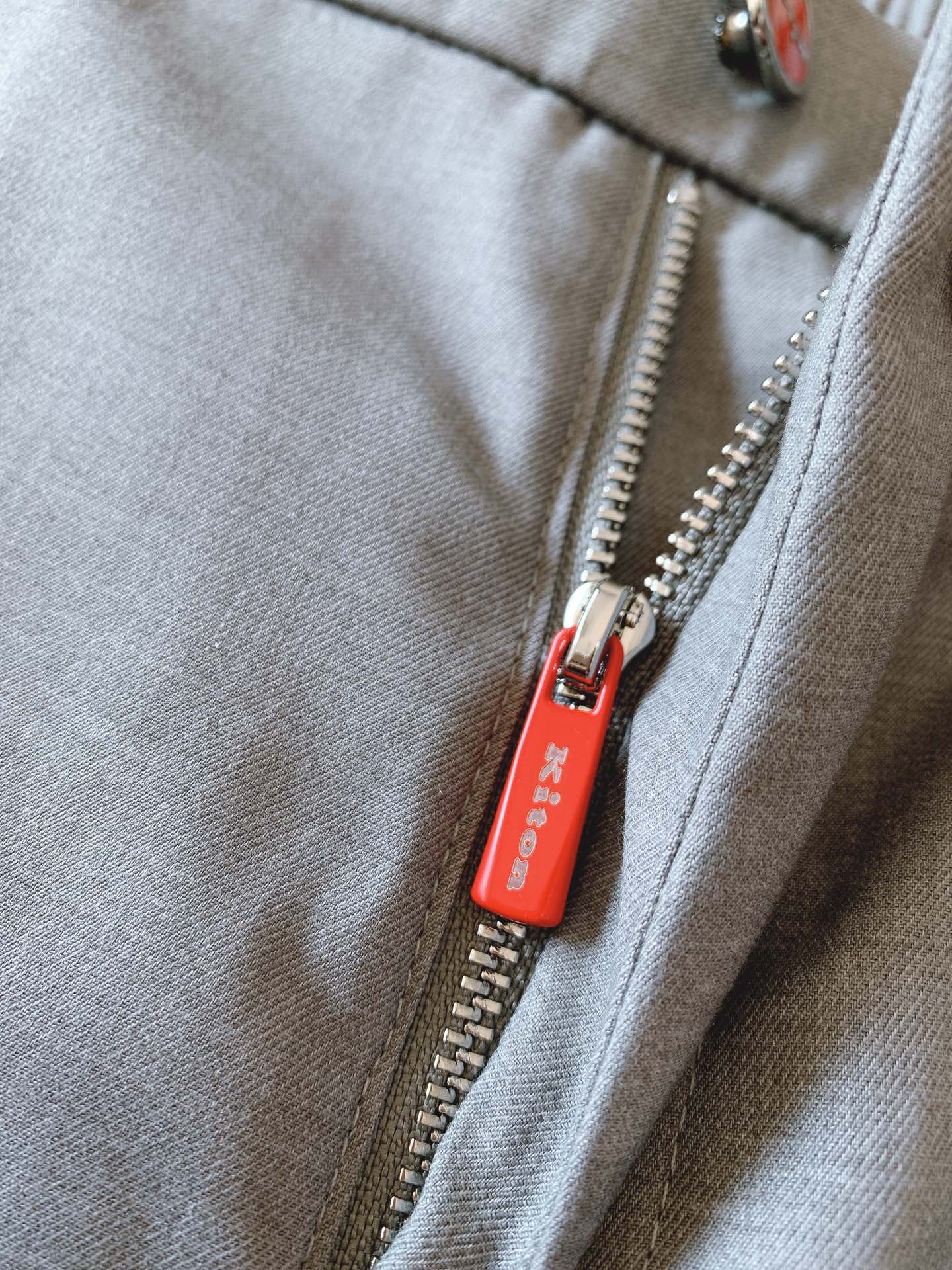 一套
Kiton 基督恩 2025SS早春新品
轻薄款连帽套装，进口定制面料打造，舒适透气，质地超赞，客