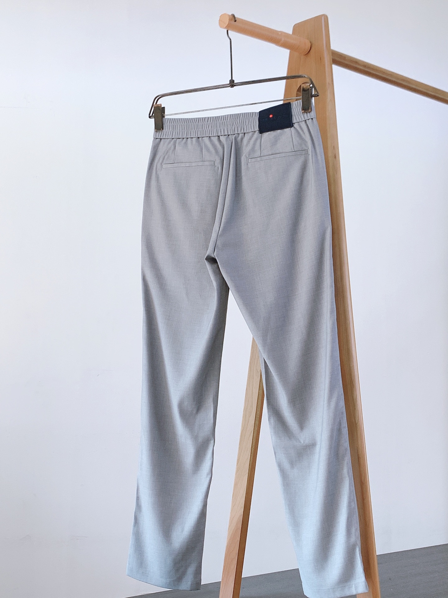 一套
Kiton 基督恩 2025SS早春新品
轻薄款连帽套装，进口定制面料打造，舒适透气，质地超赞，客
