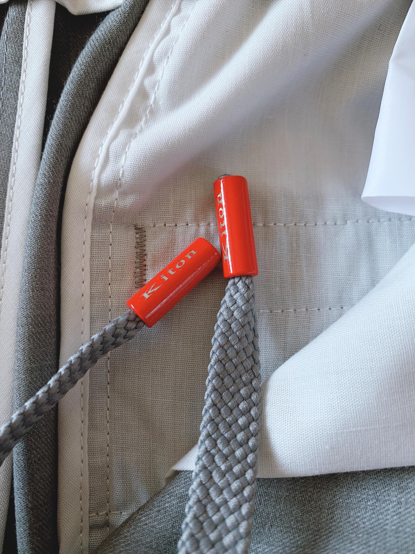 一套
Kiton 基督恩 2025SS早春新品
轻薄款连帽套装，进口定制面料打造，舒适透气，质地超赞，客