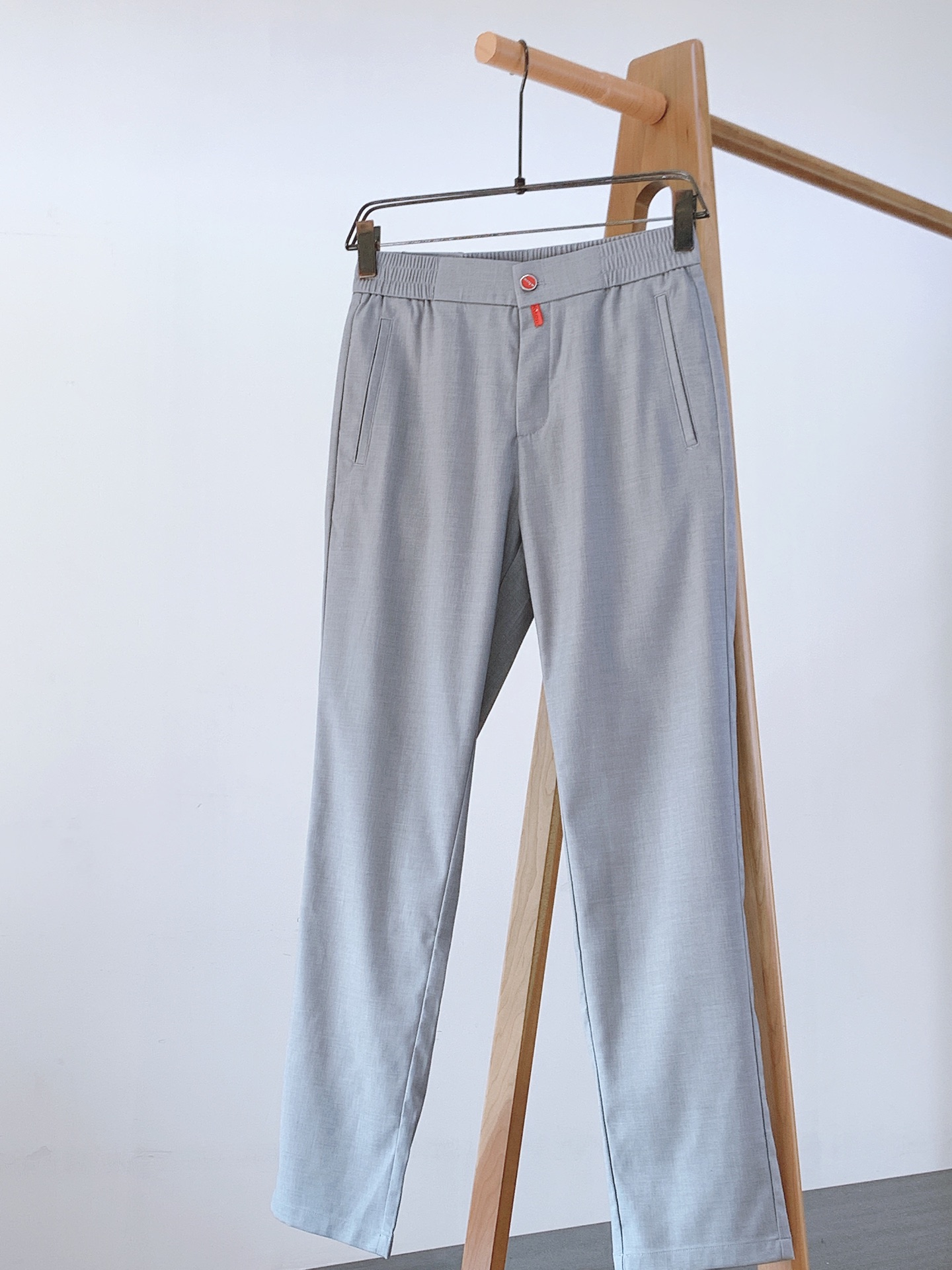 一套
Kiton 基督恩 2025SS早春新品
轻薄款连帽套装，进口定制面料打造，舒适透气，质地超赞，客