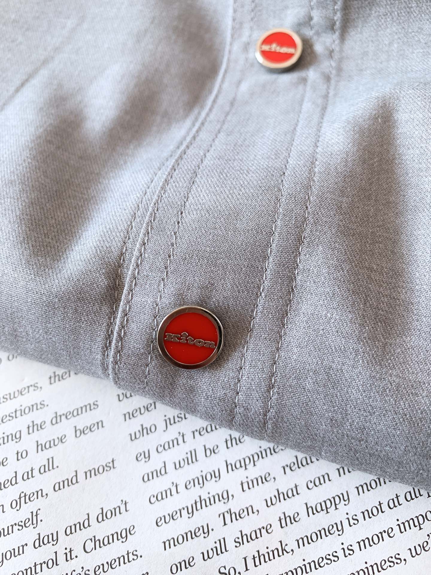 一套
Kiton 基督恩 2025SS早春新品
轻薄款连帽套装，进口定制面料打造，舒适透气，质地超赞，客